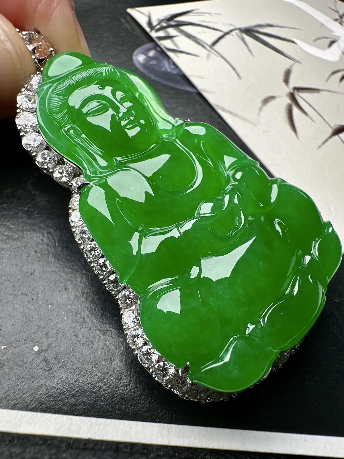 【冰阳满绿大观音】厚装大件，阳绿色泽，种质上乘，细润度很高，毫无结构感，工艺很漂亮，18k金钻镶嵌，裸石尺寸56.5*37.1*6.2毫米，收藏可选。