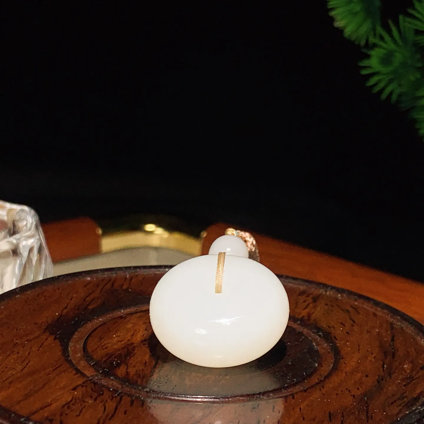 新疆和田玉羊脂白平安扣挂件。尺寸24/12重14.3克。玉质细腻油润。手推出油。佩戴高端典雅。lt251118