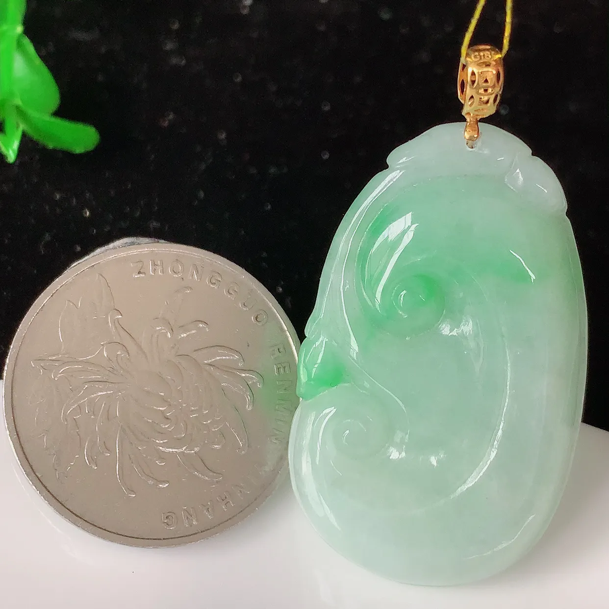 18k金镶嵌冰润飘绿翡翠如意吊坠，沁人心脾，精致典雅的设计，为佩戴者，增添色彩，送礼自留都是佳品选择！#35.17