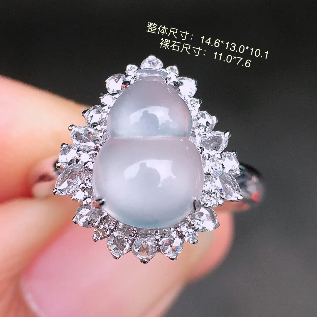 冰种葫芦戒指，玉质细腻，荧光感超
强，饱满圆润，尽显优雅气质，18k
金豪华镶嵌