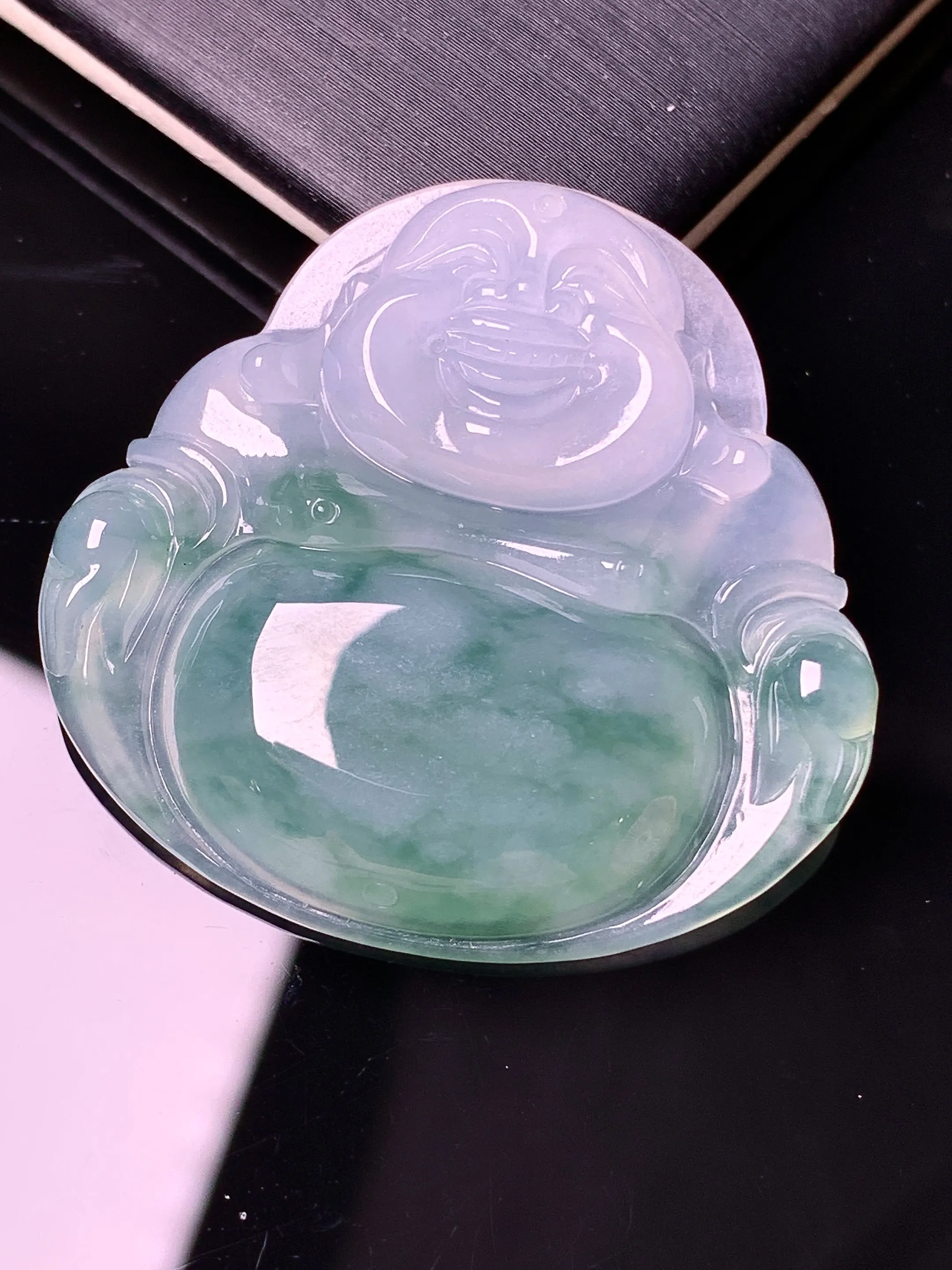 冰种佛公飘绿吊坠 玉质细腻 色泽清新艳丽 整体尺寸35.2*36.7*6