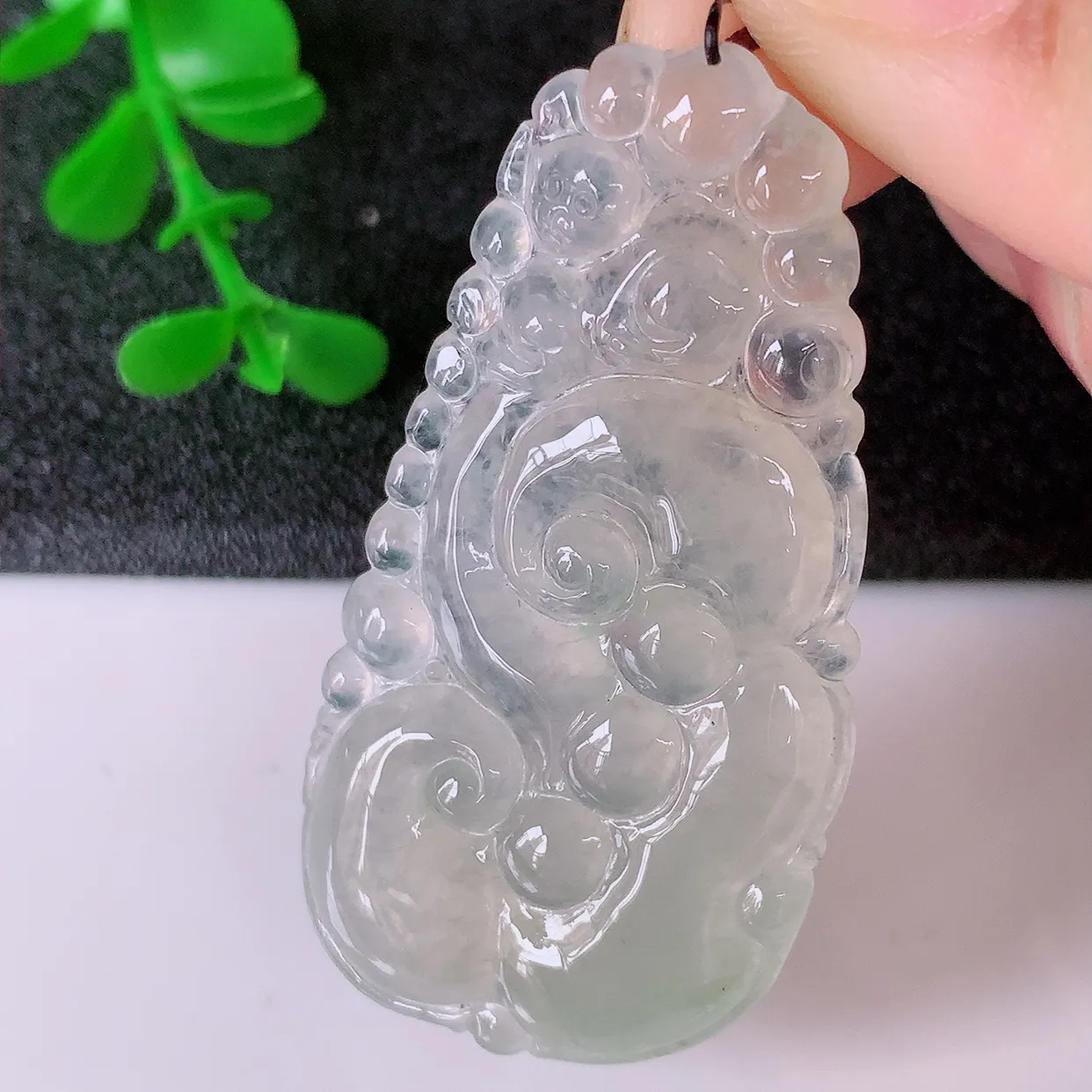 自然光实拍，冰种黄翡如意翡翠吊坠，玉坠百搭又精致，寓意着吉祥，事事如意！#01.17