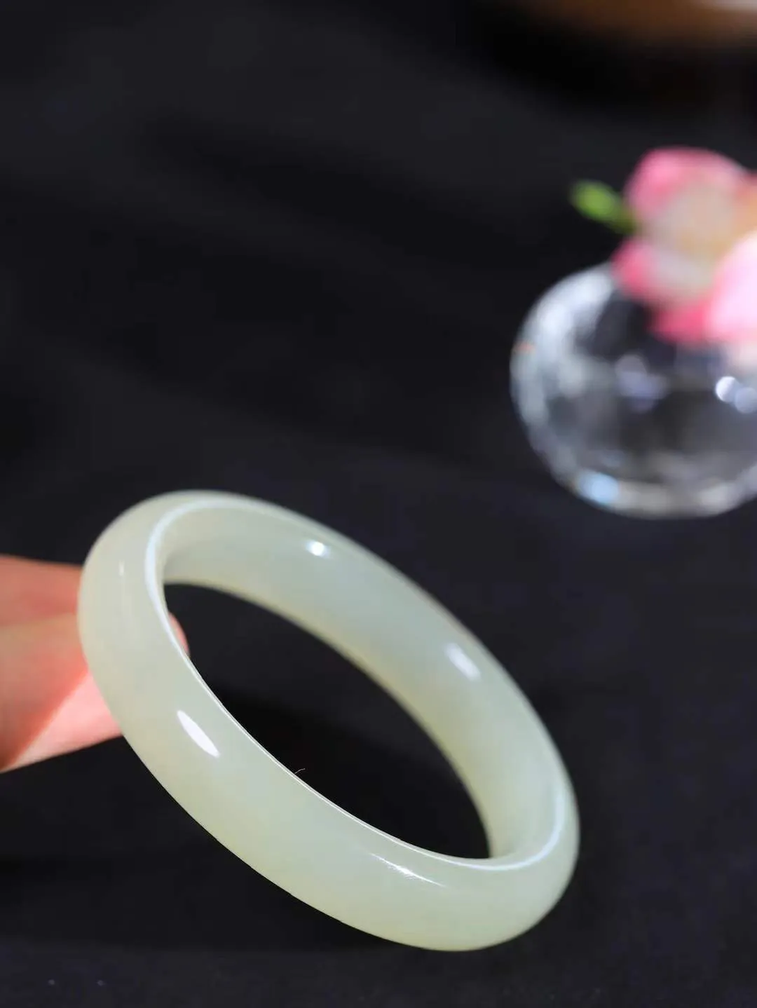 【岁月之韵.手镯】

精品和田玉晴水手镯，色泽淡雅如雨后初晴的天空，清新脱俗。手镯圆润饱满，寓意圆满和谐，承载着岁月的温柔与时光的沉淀。无论是日常佩戴还是珍藏，都是对美好生活的诗意表达。重41.5克  尺寸52-11.7-7.4mm  561101874A