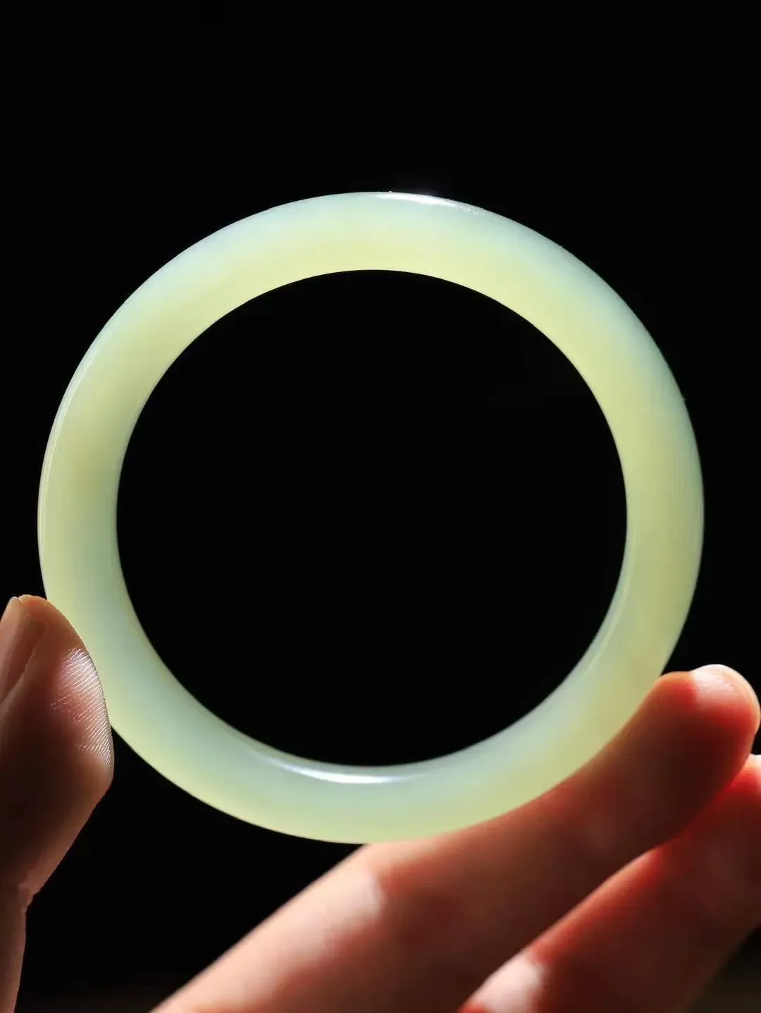 【温润于心.手镯】

精品️和田玉晴水手镯，如晴水般清澈，似晴空般纯净。每一缕纹理都诉说着大自然的馈赠，温润细腻，触手生温。佩戴它，仿佛将一片宁静的晴水湖戴在腕间，优雅从容，气质非凡。重32.3克  尺寸54-8.2-8.3mm  551101833A