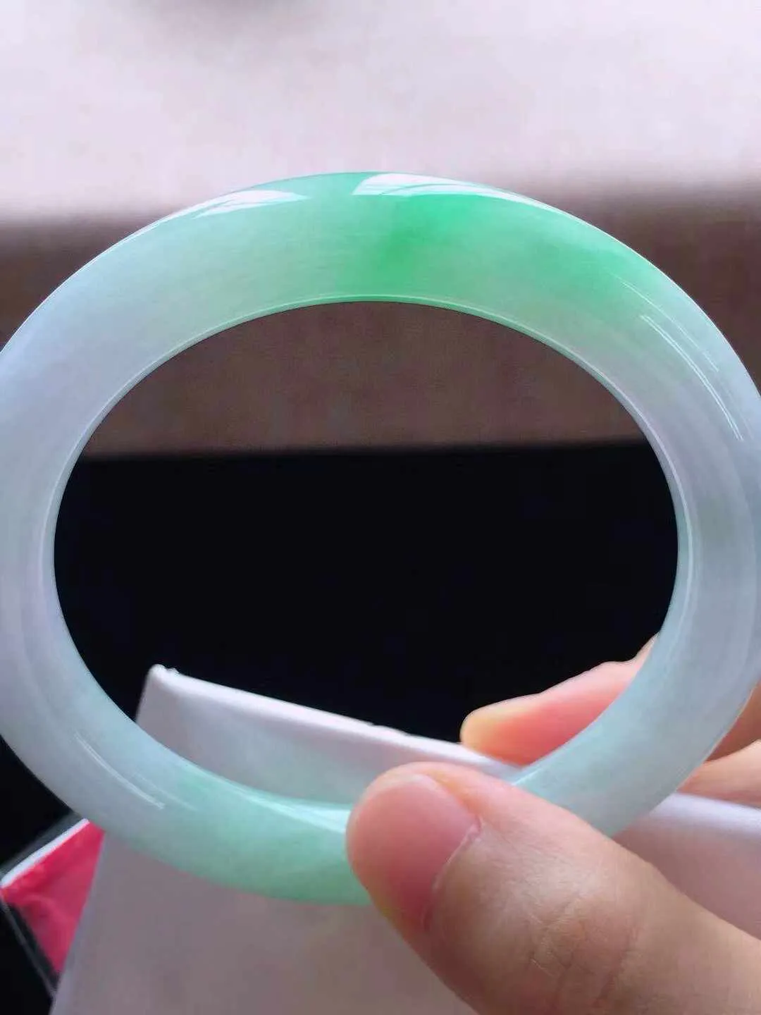 【翡翠名称】冰春彩56圈口圆条翡翠手镯
【翡翠尺寸】56*9.6*9.3mm适合56-58正圈口佩戴