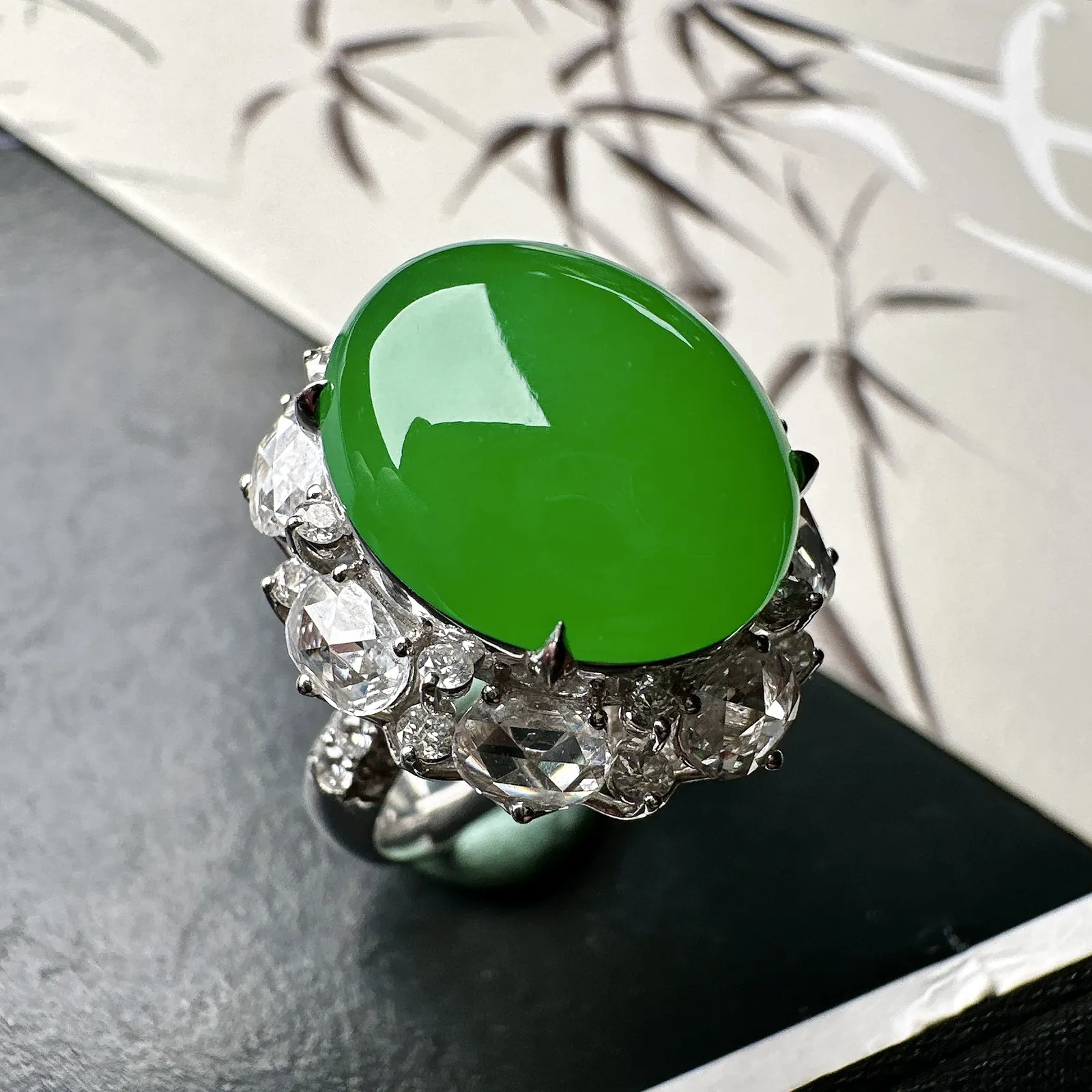 【冰种满绿蛋面戒指】质地细腻，通透闪亮，光泽耀眼，18k古法金钻镶嵌，裸石尺寸15.5*13.1*6.2毫米