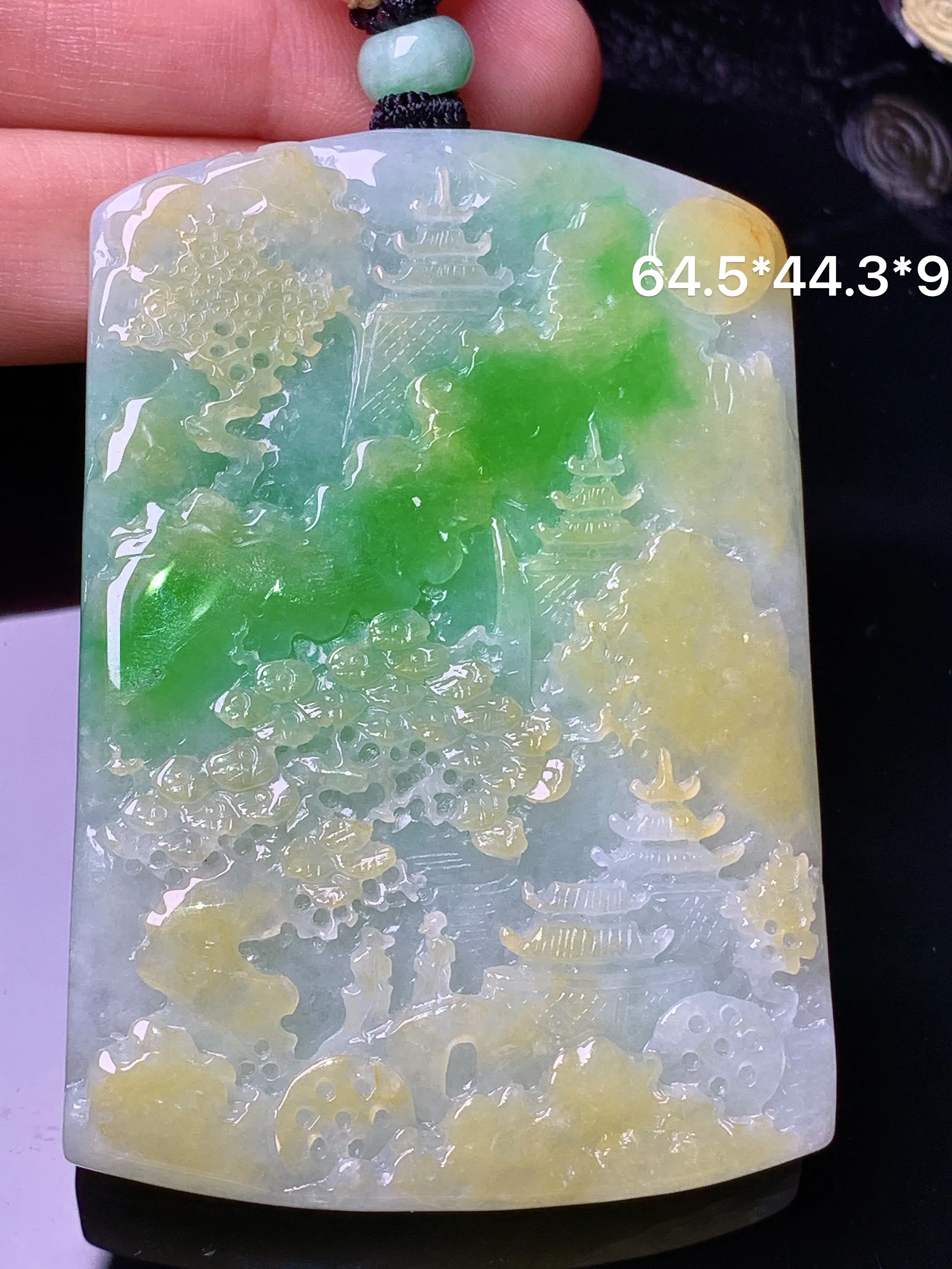 飘黄绿山水牌子吊坠 玉质细腻 色泽清新艳丽 整体尺寸64.5*44.3*9