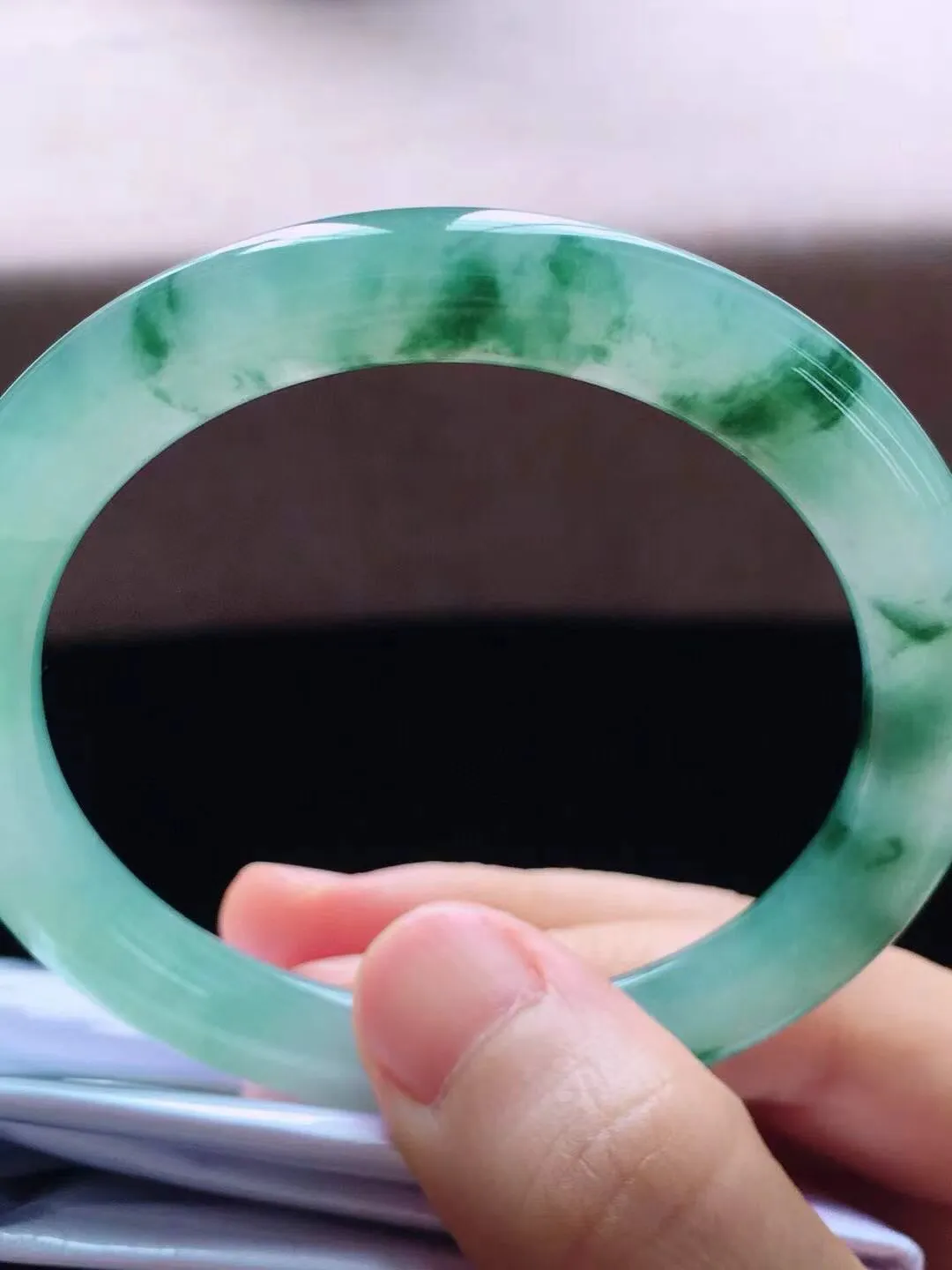 【翡翠名称】老种冰飘花55.3圈口圆条翡翠手镯
【翡翠尺寸】55.3*7.6*8mm适合55.3-5