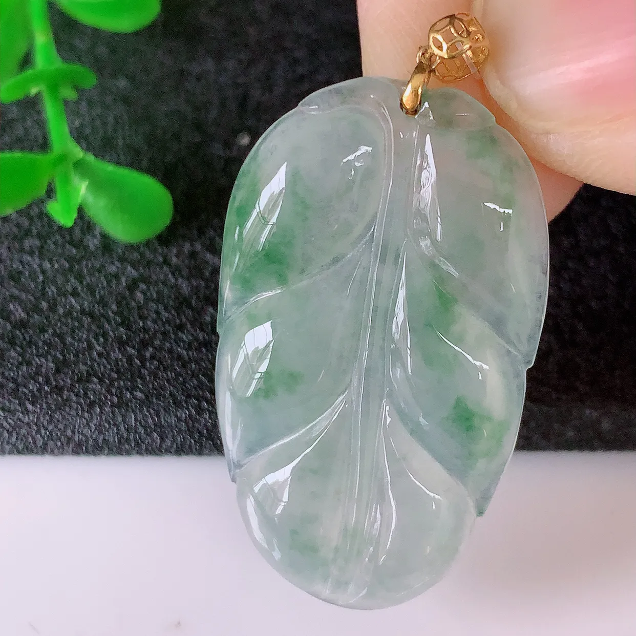 18K金镶嵌冰种飘绿翡翠叶子吊坠 ，种水足，色泽清新，工艺精湛，叶子寓意美好；金枝玉叶，事业有成。#49.17整体35.5裸石31*18.5*3.5