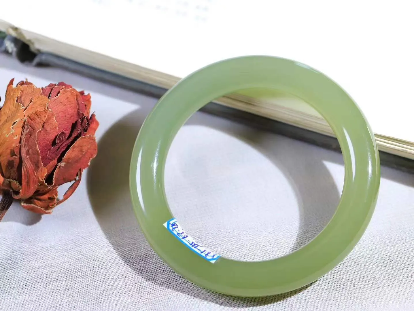 【晴水相伴.镯】

精品️和田玉晴水圆条手镯，以其淡雅的晴水色调，成为腕间的一抹亮色。玉质细腻，触