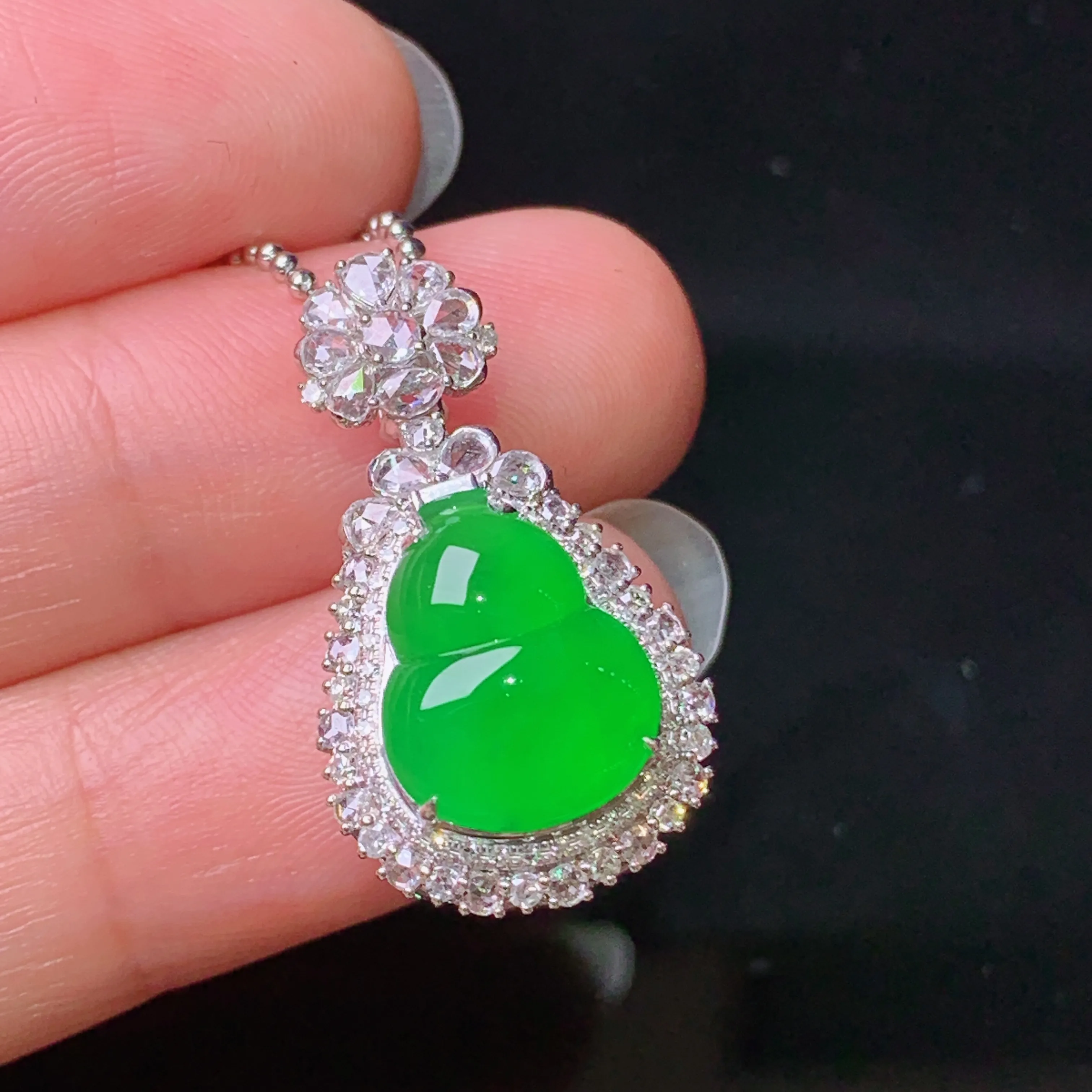 18k金钻镶嵌满绿葫芦吊坠 玉质细腻 色泽清新艳丽 整体尺寸25.7*14.3*10.3