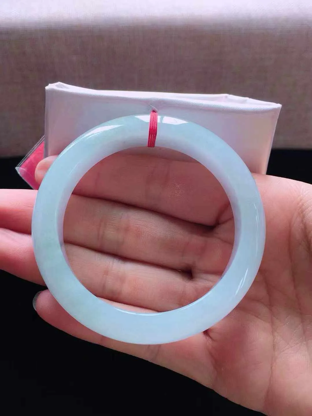 【翡翠名称】老坑种白冰53正圈口翡翠手镯
【翡翠尺寸】53*12.2*8.2mm适合53-55正圈口佩戴
【翡翠描述】缅甸天然翡翠A货，种老水足，玉质细腻，色泽靓丽，性价比高，佩戴效果好！