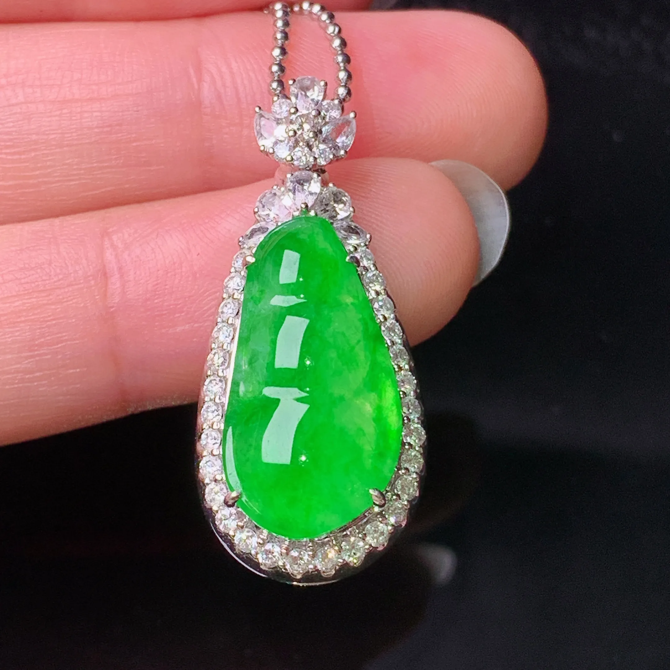 18k金钻镶嵌翠绿四季豆吊坠 玉质细腻 色泽清新艳丽 整体尺寸31*14*9.6