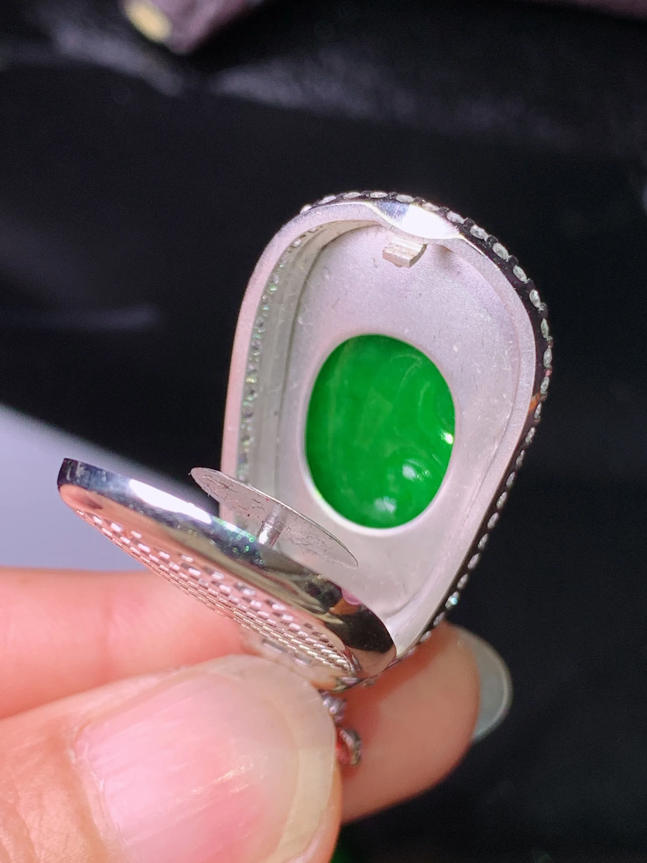 18k金钻镶嵌满绿如意吊坠 玉质细腻 色泽清新艳丽 整体尺寸37.8*17.5*8.6