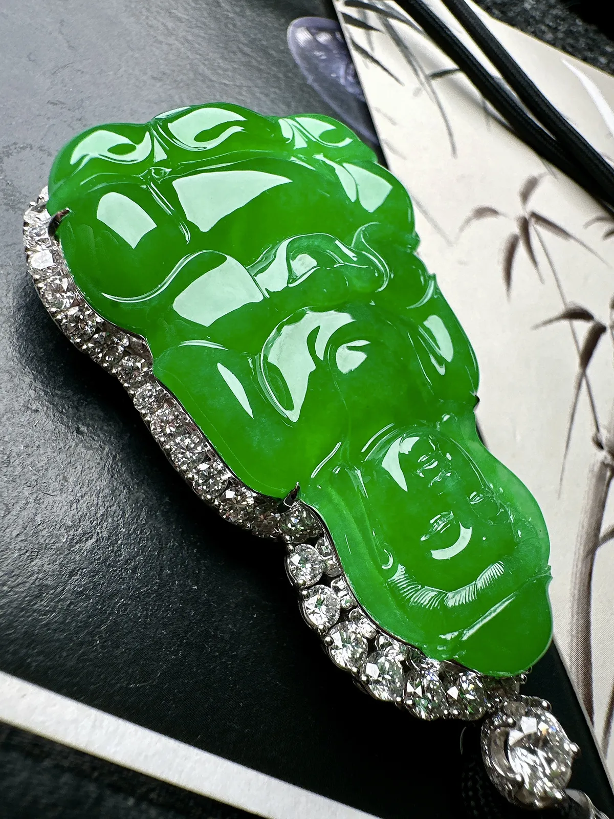 【冰阳满绿大观音】厚装大件，阳绿色泽，种质上乘，细润度很高，毫无结构感，工艺很漂亮，18k金钻镶嵌，裸石尺寸56.5*37.1*6.2毫米，收藏可选。