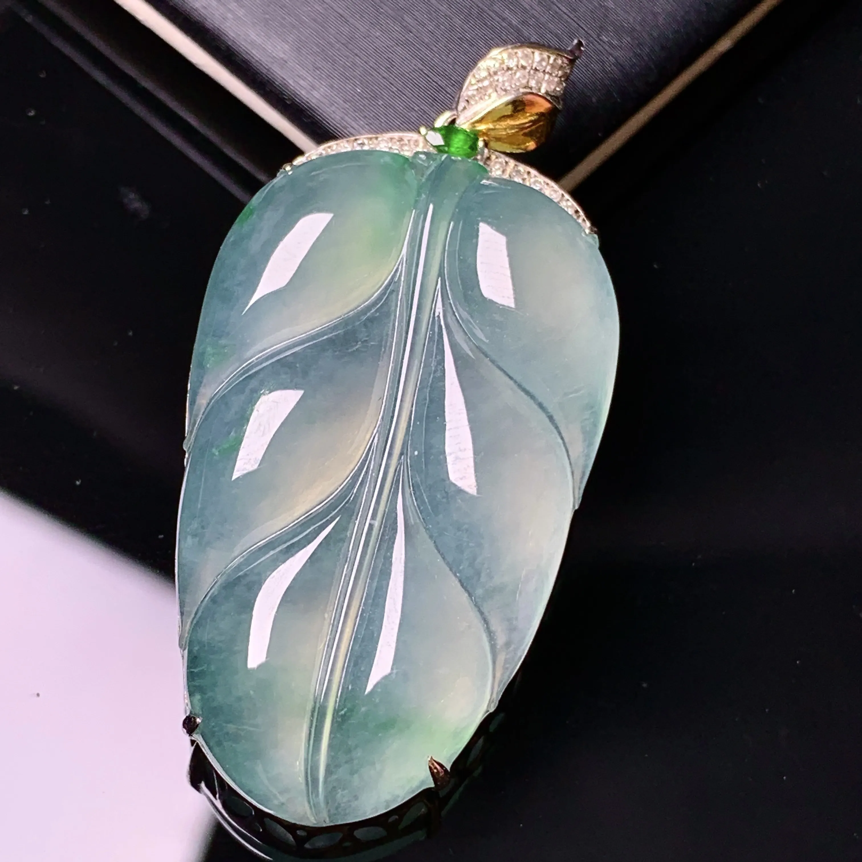 18k金镶嵌冰种树叶吊坠 玉质细腻 色泽清新艳丽 整体尺寸45.2*21.5*7.6