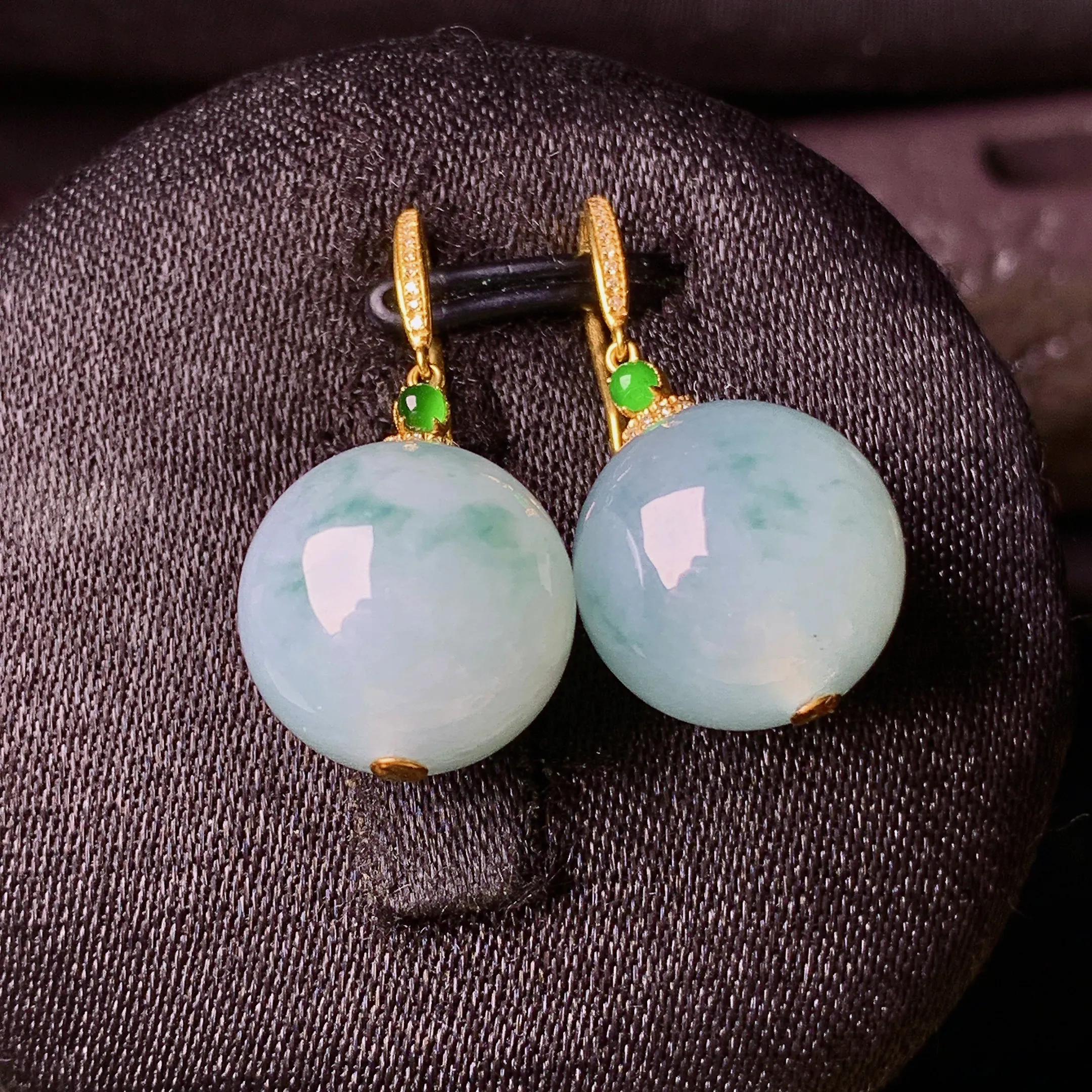 18k金镶嵌飘绿圆珠耳坠 玉质细腻 色泽清新艳丽 整体尺寸25*12.5