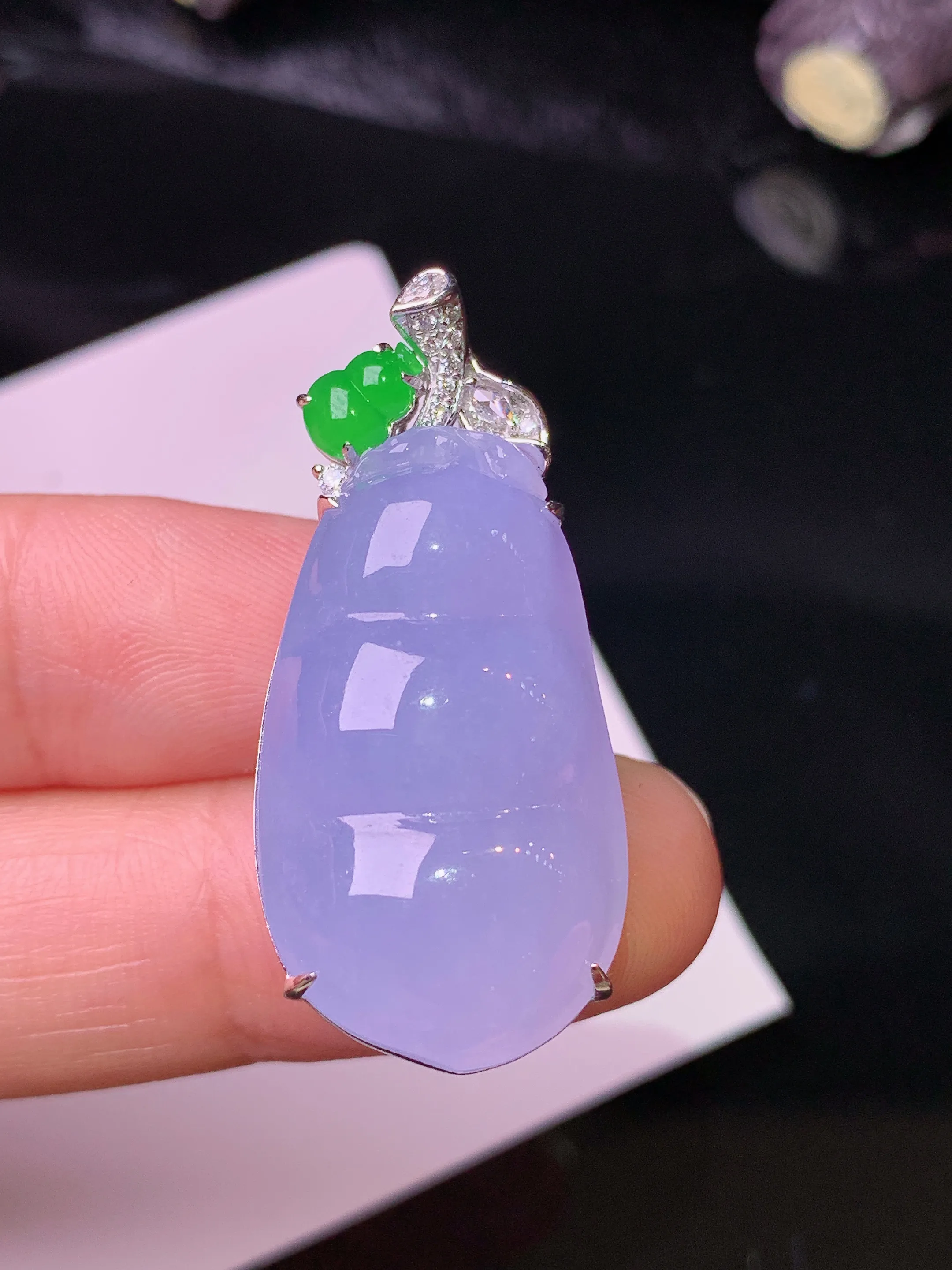 18k金钻镶嵌紫罗兰四季豆吊坠 玉质细腻 色泽清新艳丽 整体尺寸36*16.2*12.3