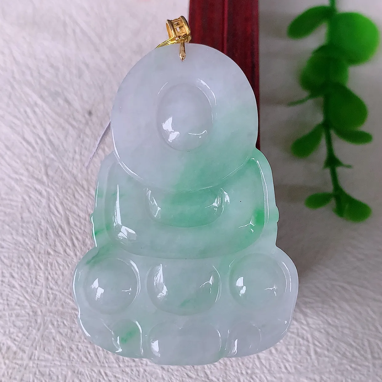 18K金镶嵌冰润飘绿翡翠观音菩萨吊坠，赐福翡翠观音，观音面相端庄，品相佳，佩戴气质！#35.17整体55裸石50.5-34.5-5.6