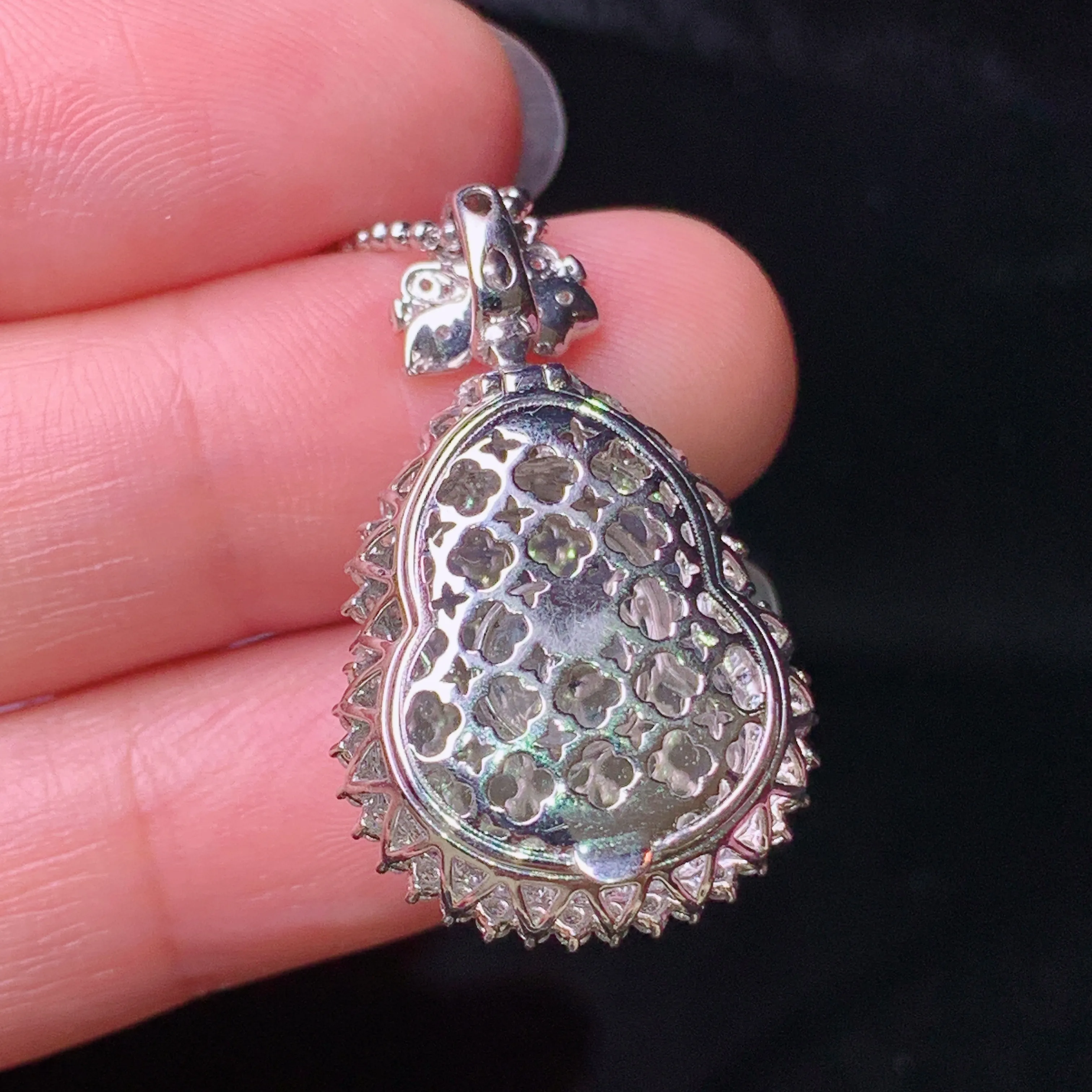 18k金钻镶嵌满绿葫芦吊坠 玉质细腻 色泽清新艳丽 整体尺寸30.3*17.7*11.8