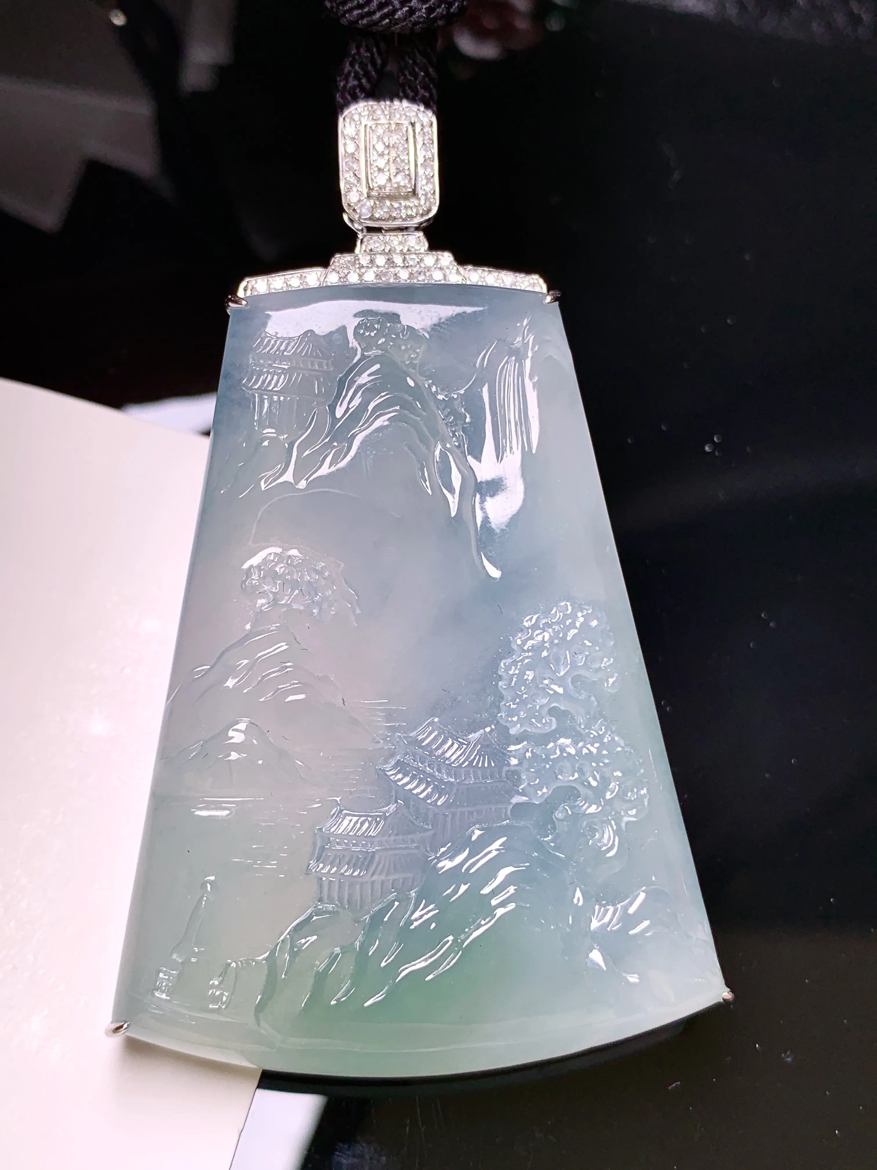 18k金钻镶嵌冰种山水牌子吊坠 玉质细腻 色泽清新艳丽 整体尺寸65.3*40.5*10