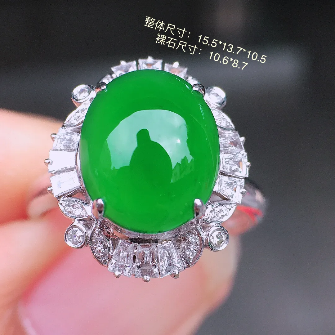 满绿蛋面戒指，色泽均匀浓郁，玉质细腻，荧光感超
强，饱满圆润，尽显优雅气质，18k
金豪华镶嵌