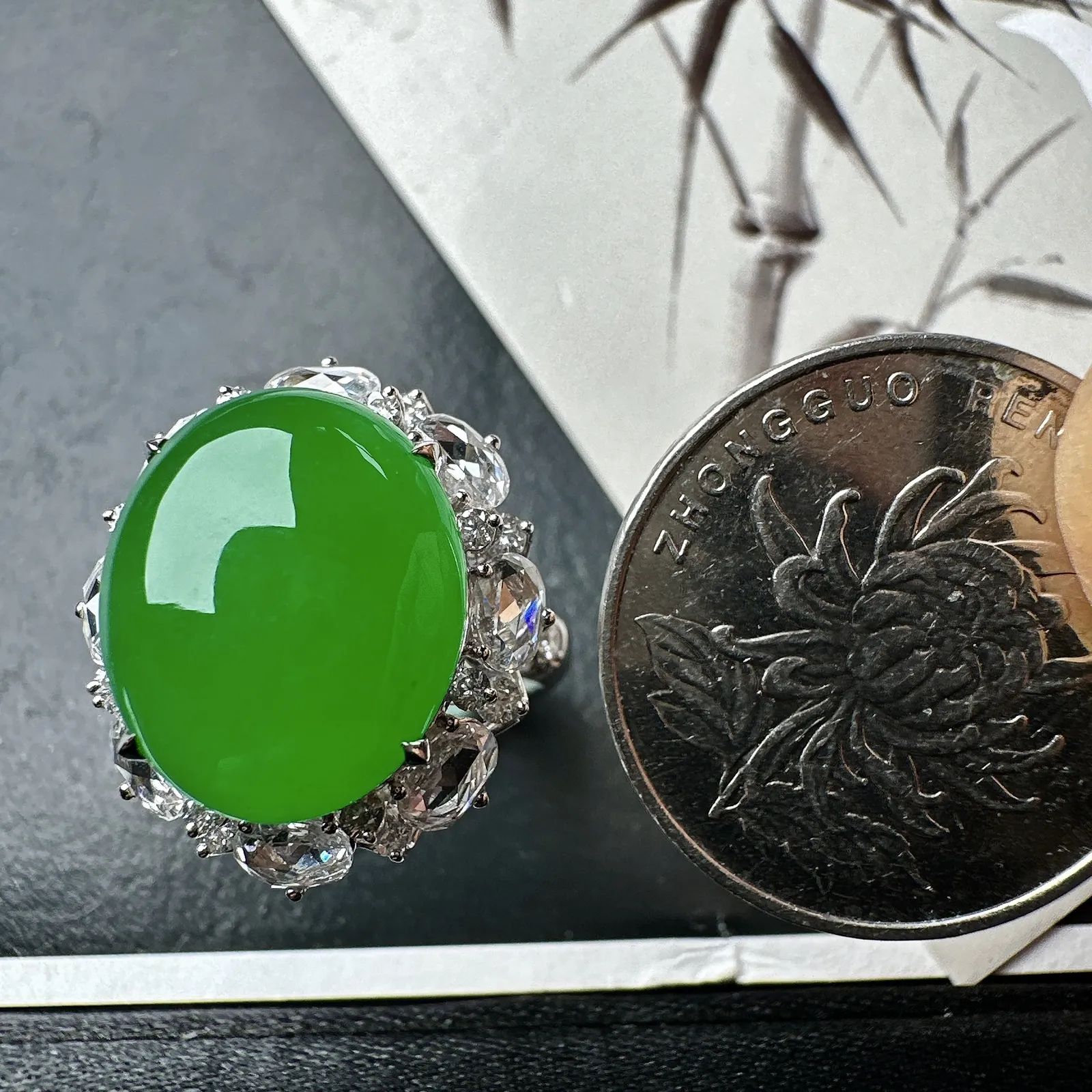 【冰种满绿蛋面戒指】质地细腻，通透闪亮，光泽耀眼，18k古法金钻镶嵌，裸石尺寸15.5*13.1*6.2毫米