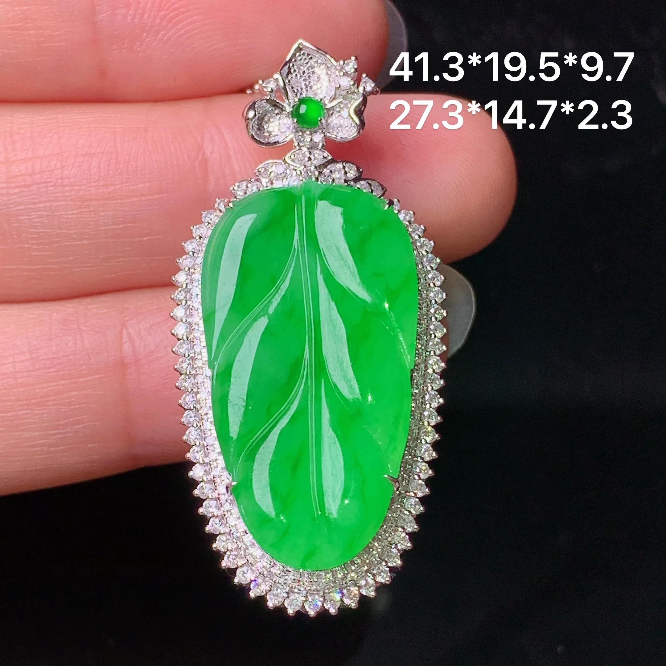 18k金钻镶嵌翠绿树叶吊坠 玉质细腻 色泽清新艳丽 整体尺寸41.3*19.5*9.7