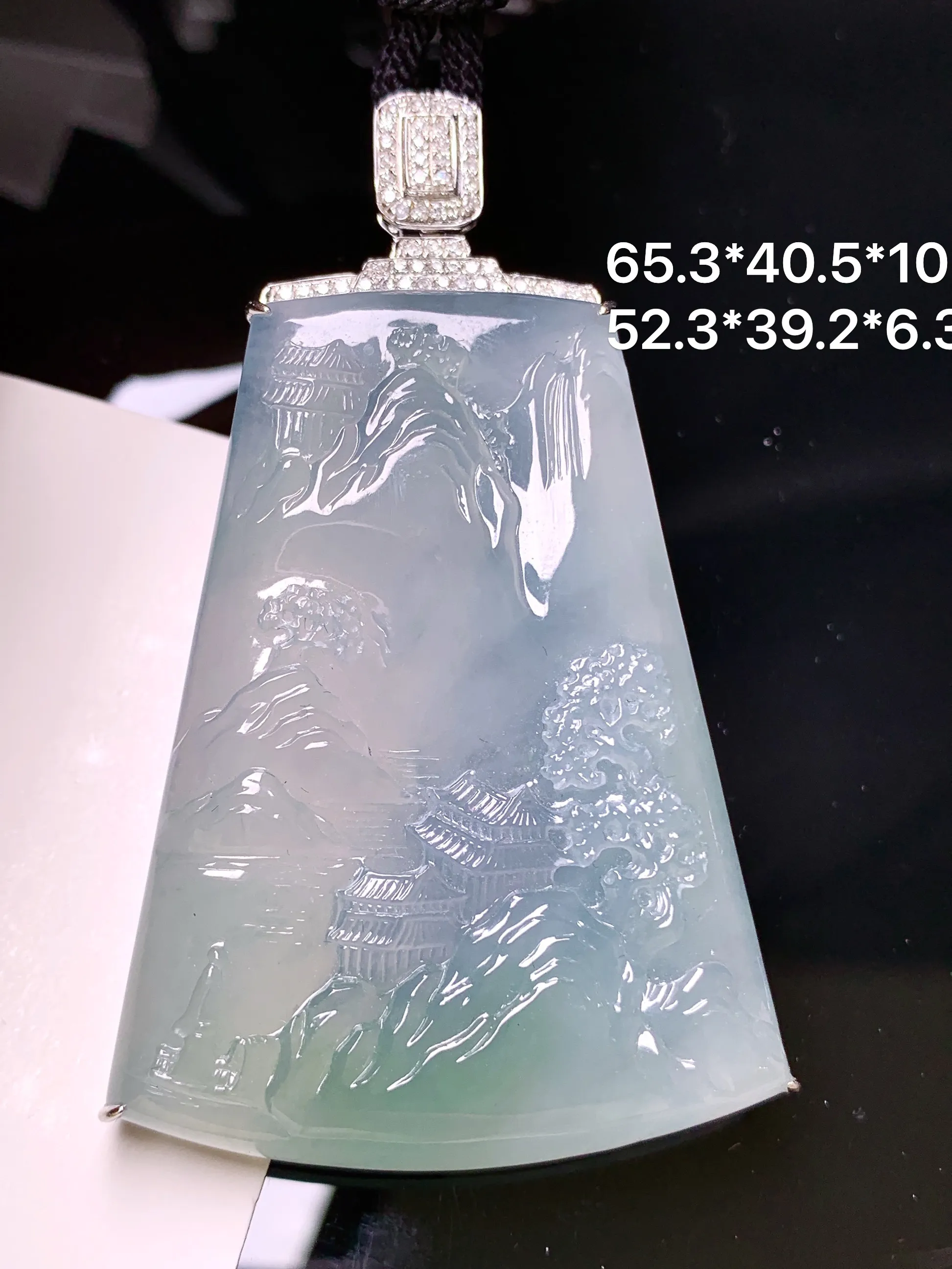 18k金钻镶嵌冰种山水牌子吊坠 玉质细腻 色泽清新艳丽 整体尺寸65.3*40.5*10