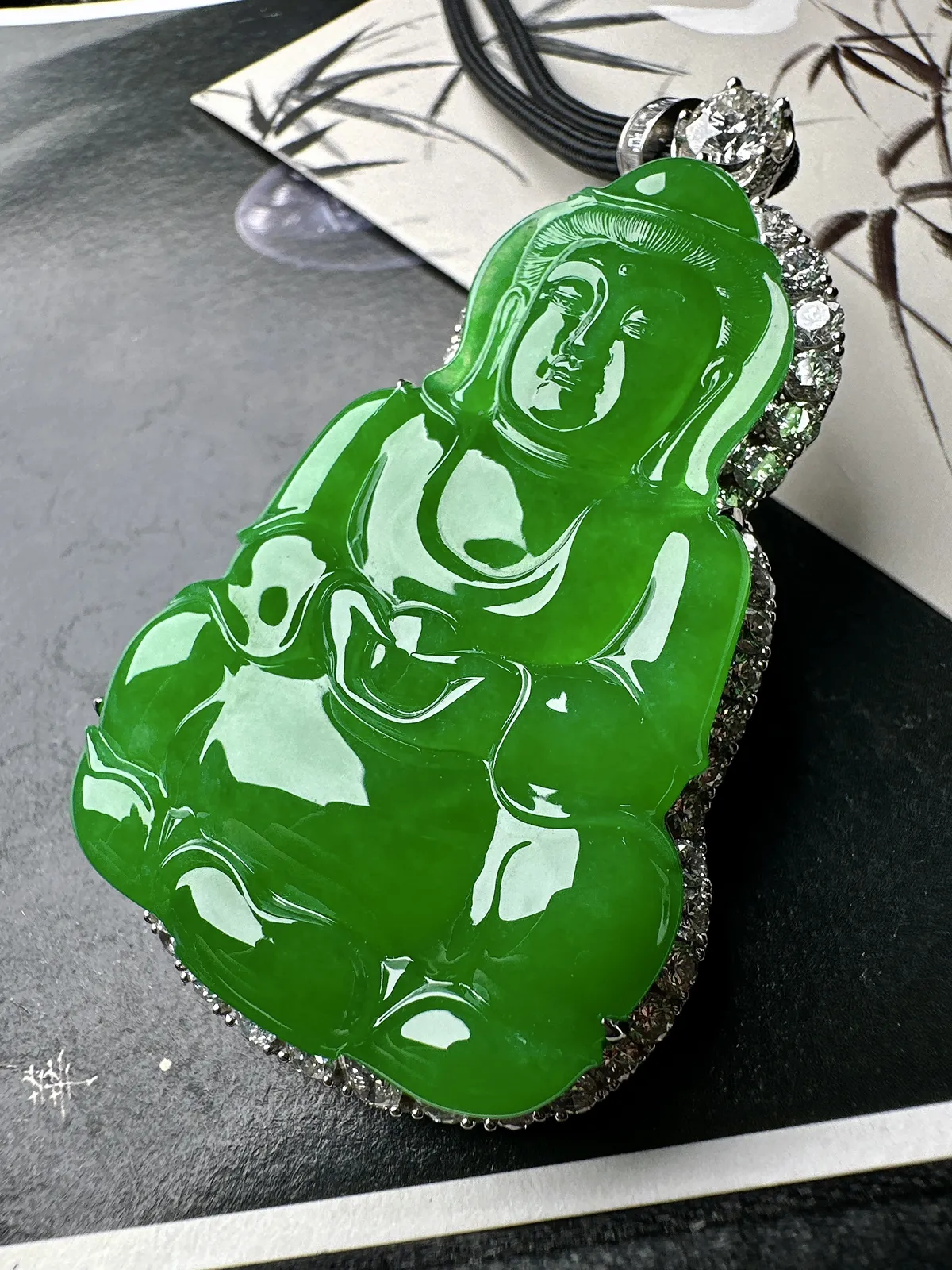 【冰阳满绿大观音】厚装大件，阳绿色泽，种质上乘，细润度很高，毫无结构感，工艺很漂亮，18k金钻镶嵌，裸石尺寸56.5*37.1*6.2毫米，收藏可选。