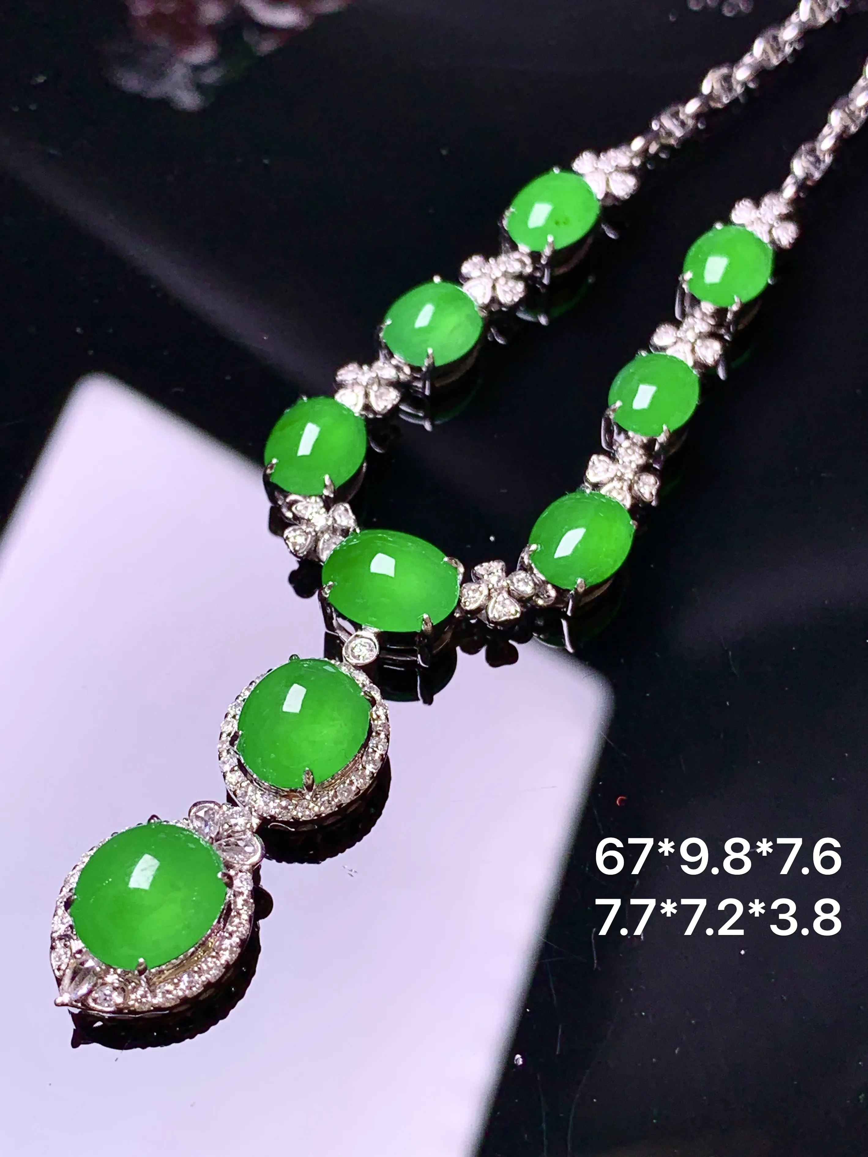 18k金钻镶嵌满绿蛋面项链 玉质细腻 色泽清新艳丽 整体尺寸67*9.8*7.6