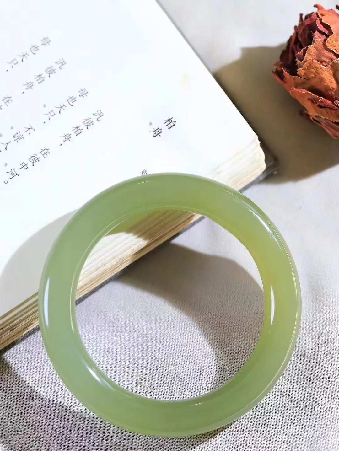 【晴水相伴.镯】

精品️和田玉晴水圆条手镯，以其淡雅的晴水色调，成为腕间的一抹亮色。玉质细腻，触感温润，佩戴它，感受玉石的温度与自然的灵性，让每一天都充满诗意与美好。重68.6克  尺寸58.5-11.3-11.5mm   751141854A