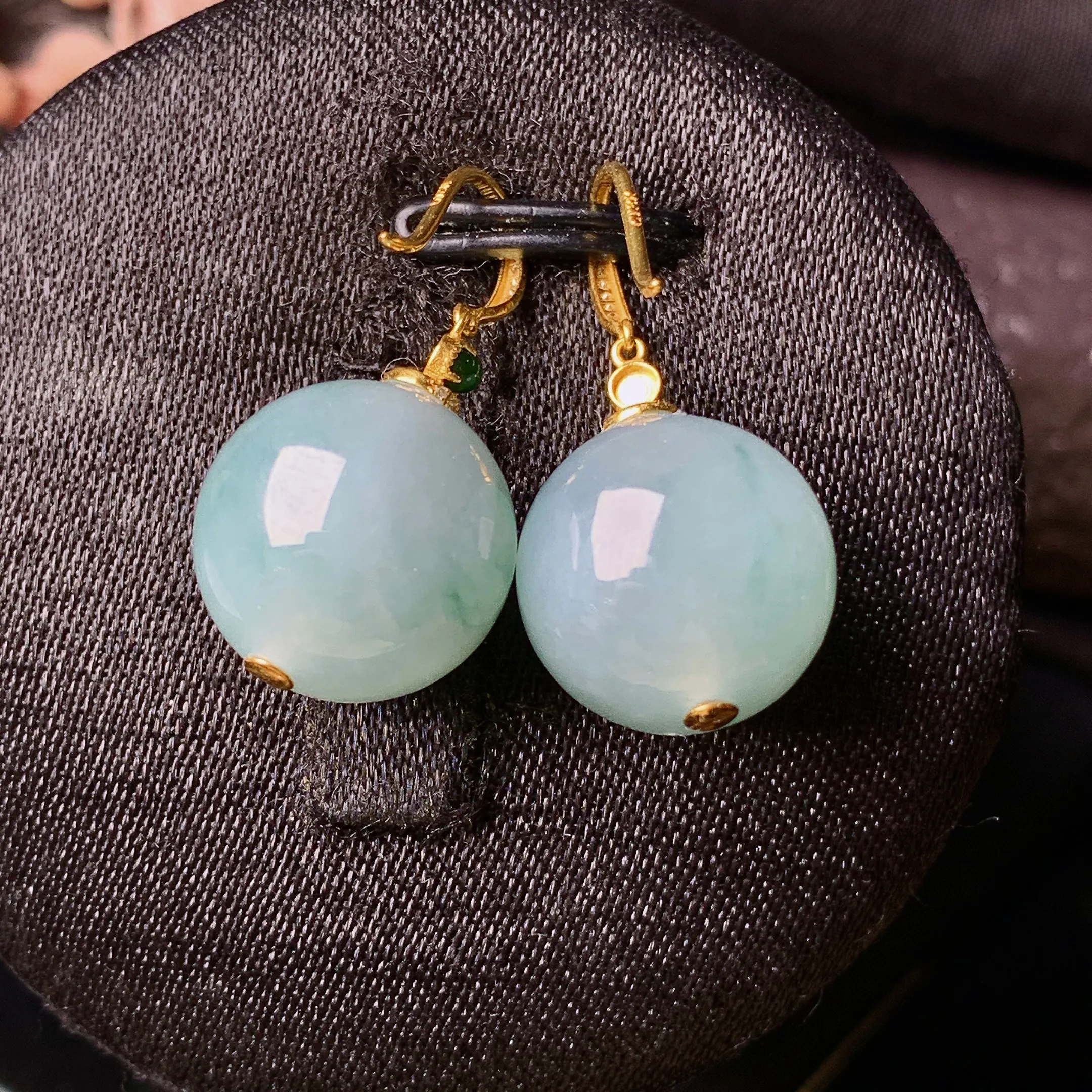 18k金镶嵌飘绿圆珠耳坠 玉质细腻 色泽清新艳丽 整体尺寸25*12.5