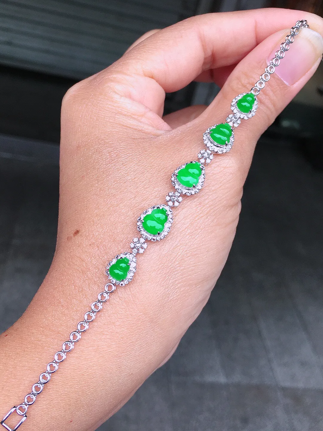 阳绿葫芦手链，色泽均匀艳丽，玉质细腻，荧光感超
强，饱满圆润，尽显优雅气质，18k
金豪华镶嵌