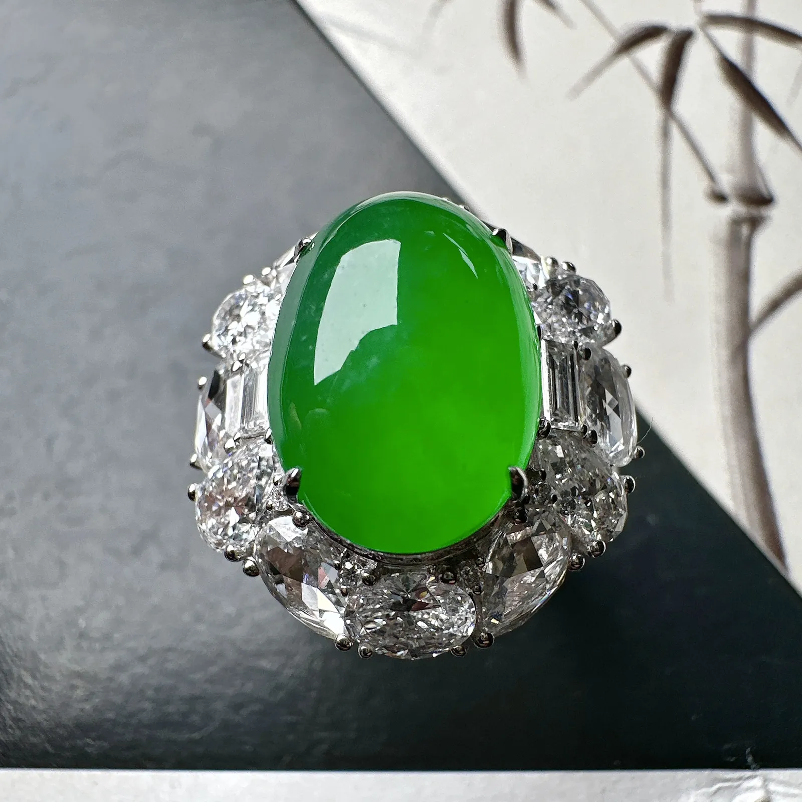 【冰种满绿蛋面戒指】质地细腻，通透闪亮，光泽耀眼，18k古法金钻镶嵌，裸石尺寸15.4*11.1*7