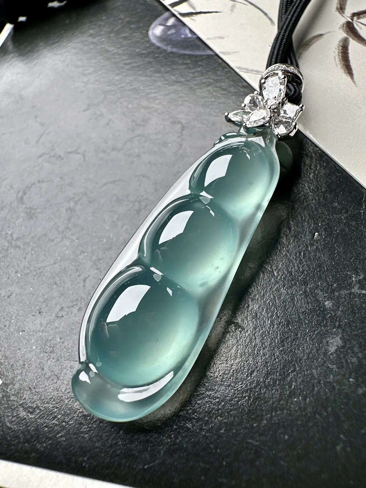 【冰种福豆吊坠】天空蓝老料，起钢光，种地上乘，冰感十足，通透起光，饱满圆润，收藏品质，18k金钻镶嵌，裸石尺寸44.8*16.6*9.7毫米