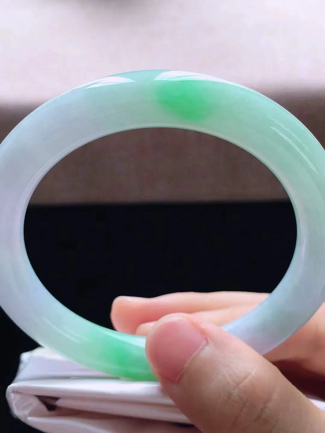 【翡翠名称】冰春彩56圈口圆条翡翠手镯
【翡翠尺寸】56*9.6*9.3mm适合56-58正圈口佩戴
【翡翠描述】缅甸天然翡翠A货，种老水足，玉质细腻，色泽靓丽，性价比高，佩戴效果好！