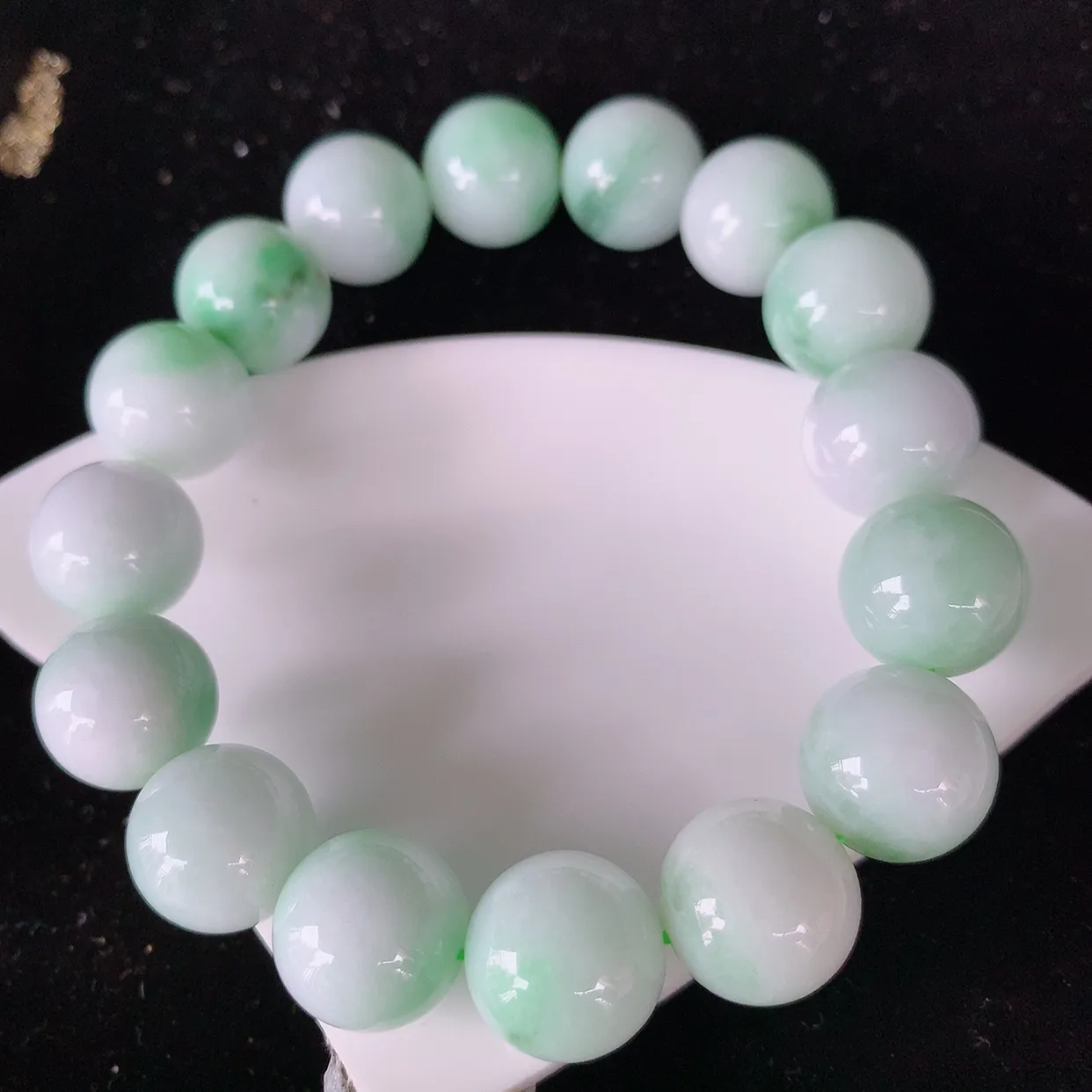 自然光实拍，冰润飘绿翡翠手串手链，种老水足，冰清玉润  颜色漂亮  #001.1取一尺寸12.8mm