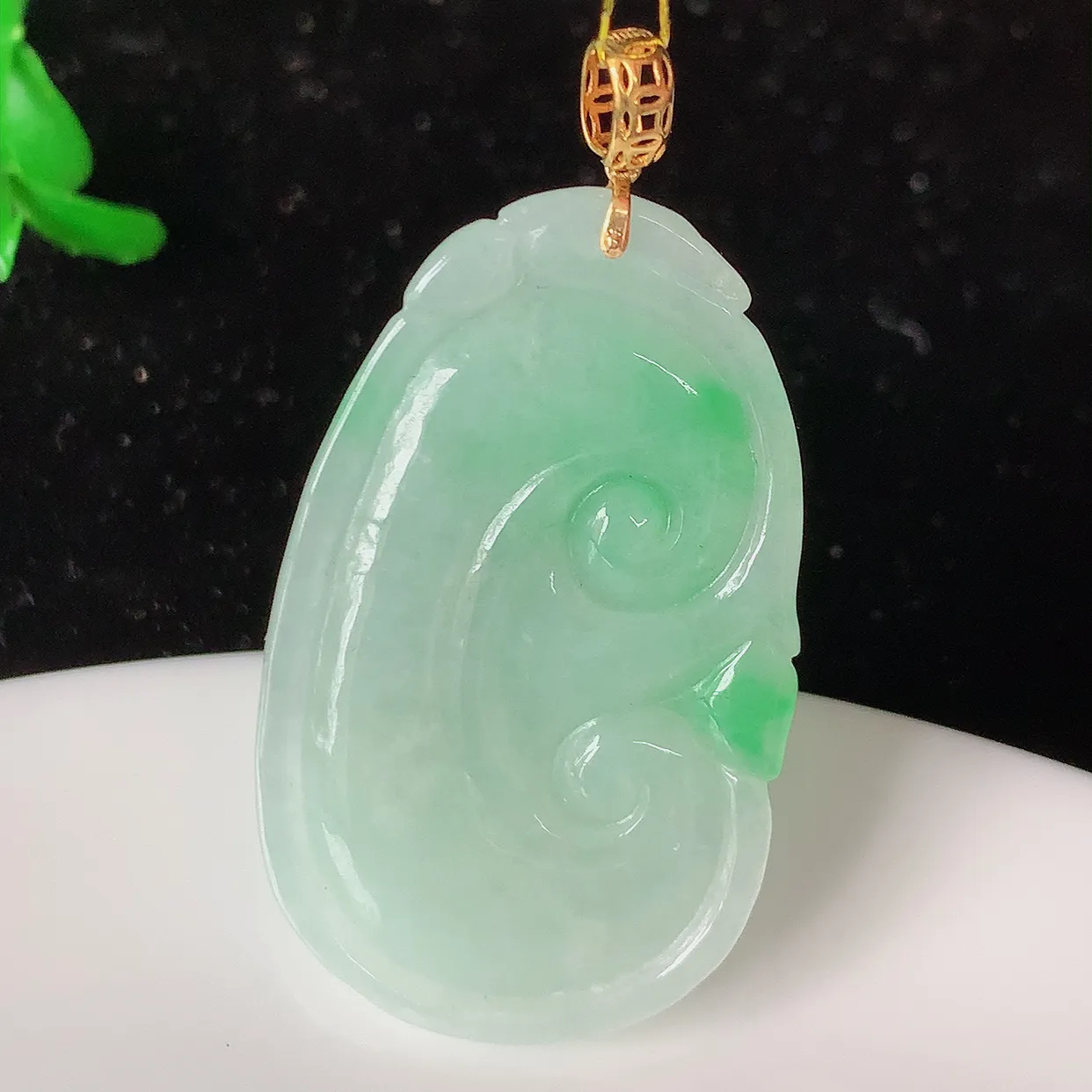 18k金镶嵌冰润飘绿翡翠如意吊坠，沁人心脾，精致典雅的设计，为佩戴者，增添色彩，送礼自留都是佳品选择！#35.17
