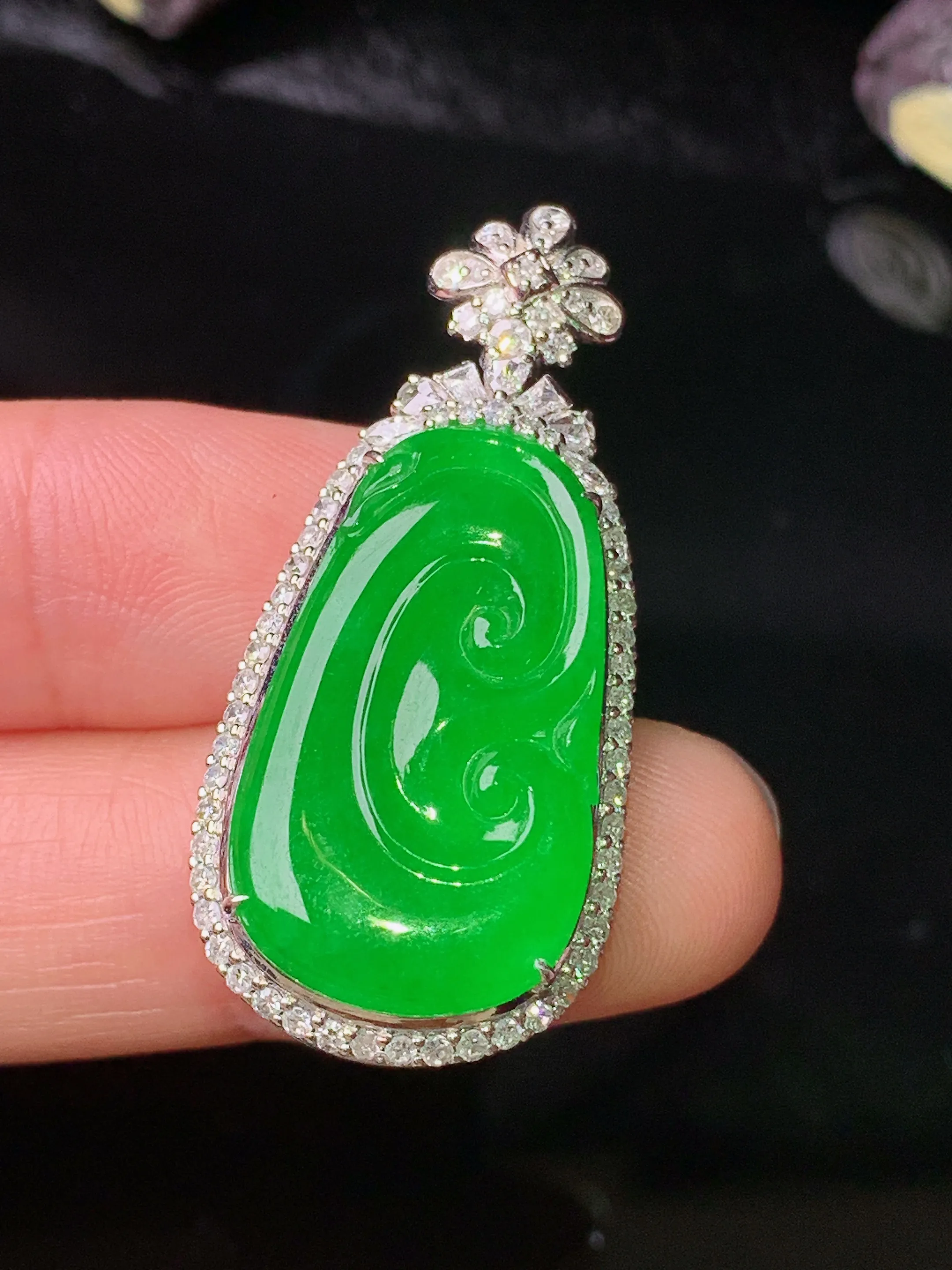 18k金钻镶嵌满绿如意吊坠 玉质细腻 色泽清新艳丽 整体尺寸37.8*17.5*8.6