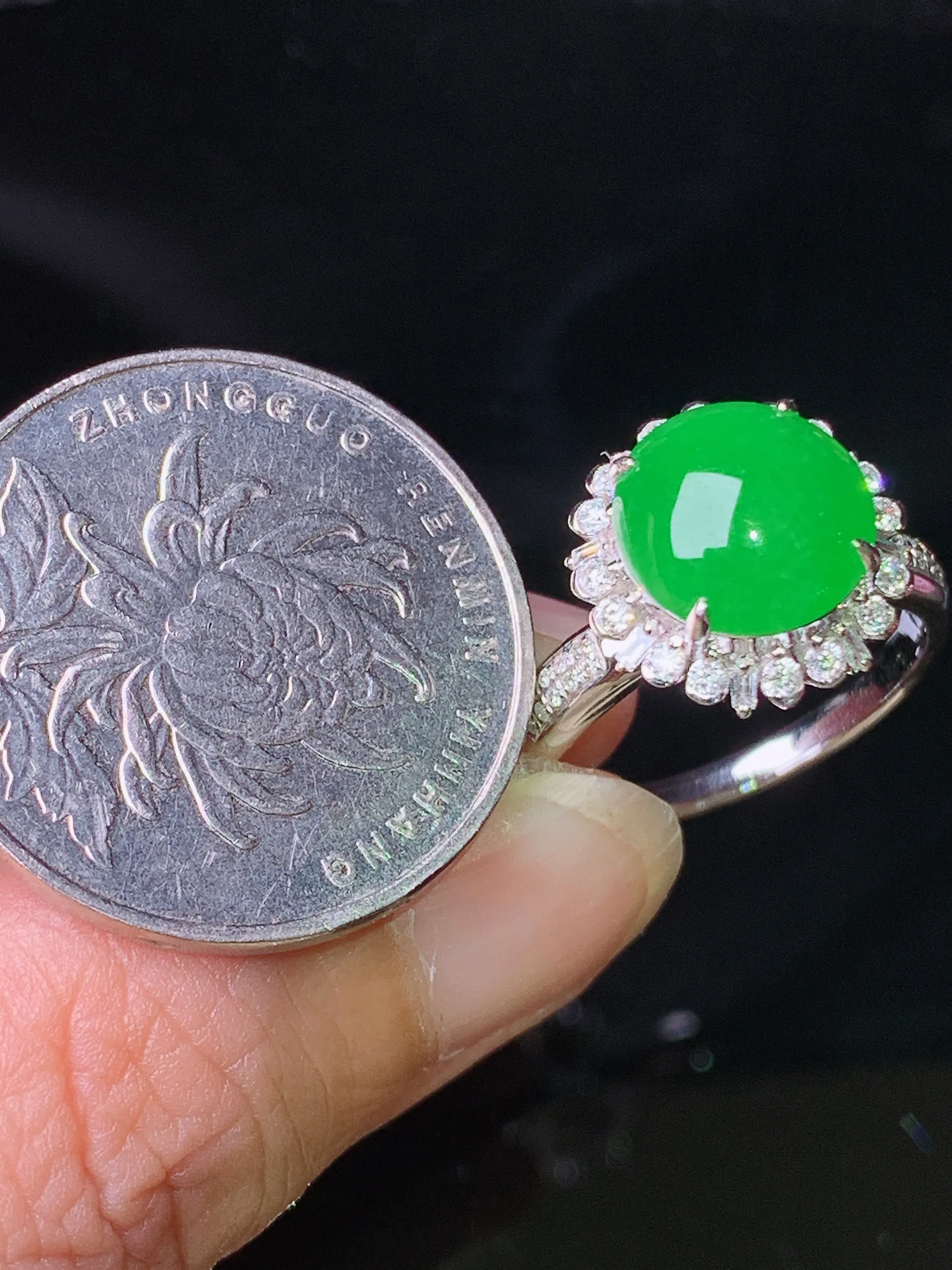 18k金钻镶嵌满绿蛋面戒指 玉质细腻 色泽清新艳丽 圈口14 整体尺寸13.5*13*10