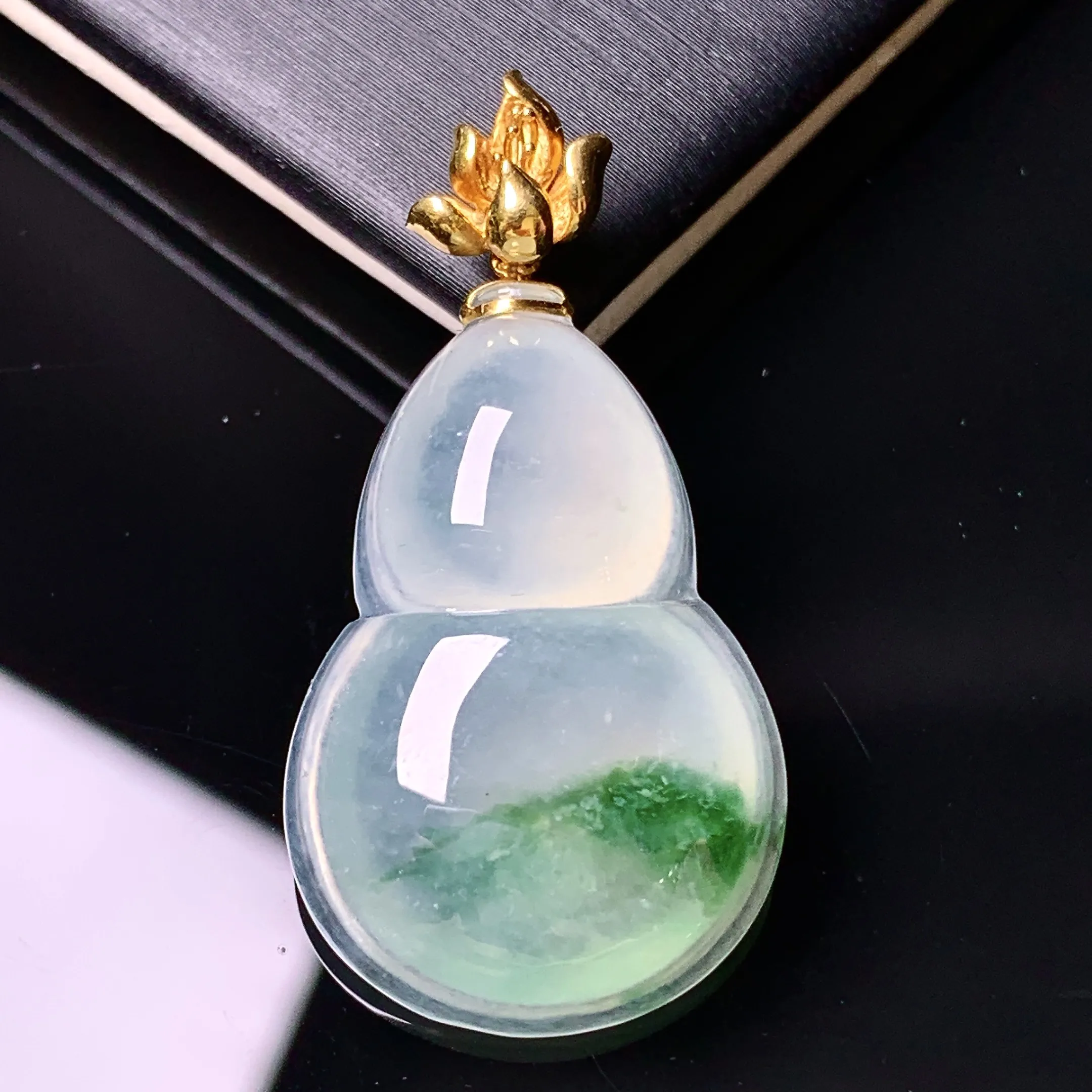 18k金镶嵌飘绿葫芦吊坠 玉质细腻 色泽清新艳丽 整体尺寸36.2*18.5*5.8