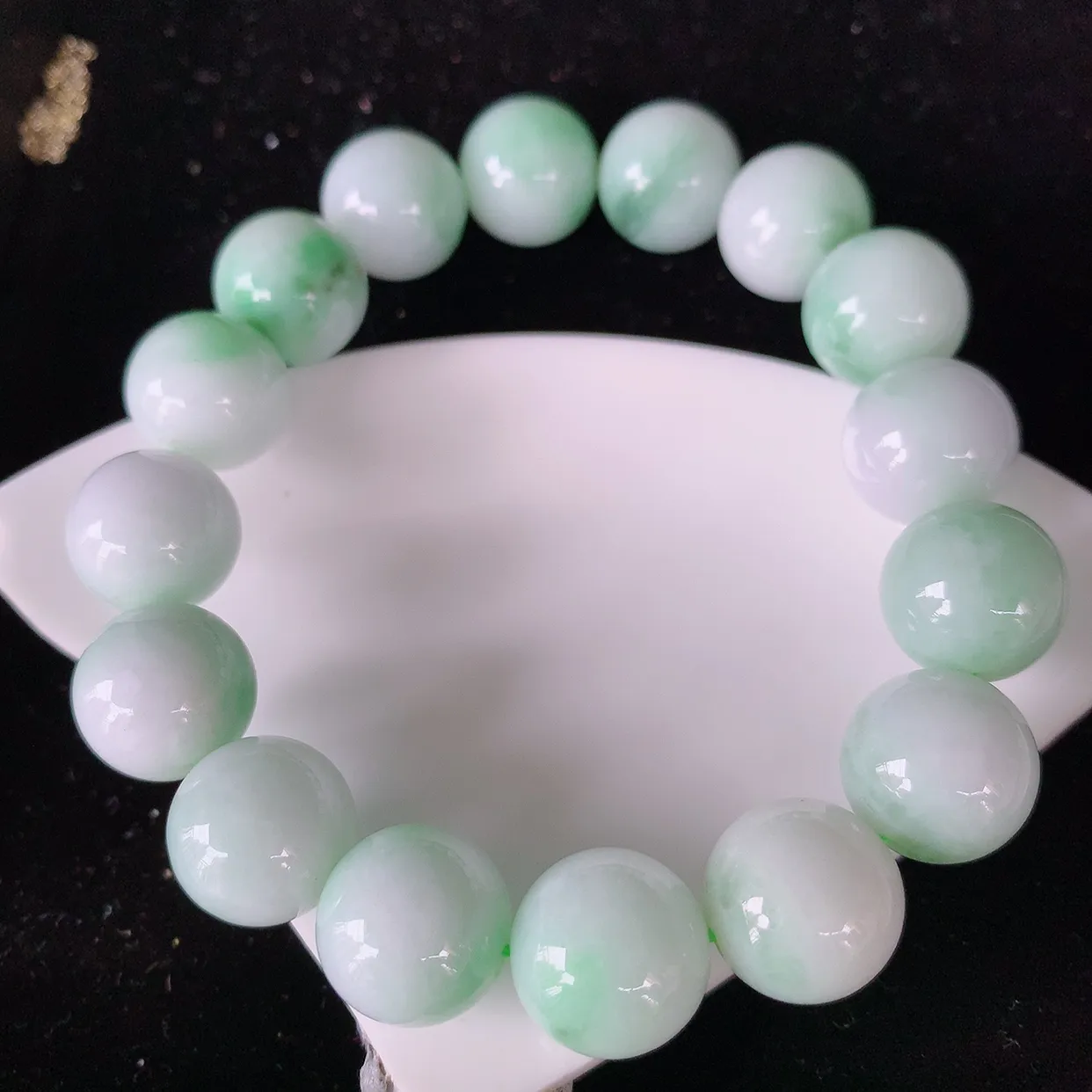 自然光实拍，冰润飘绿翡翠手串手链，种老水足，冰清玉润  颜色漂亮  #001.1取一尺寸12.8mm