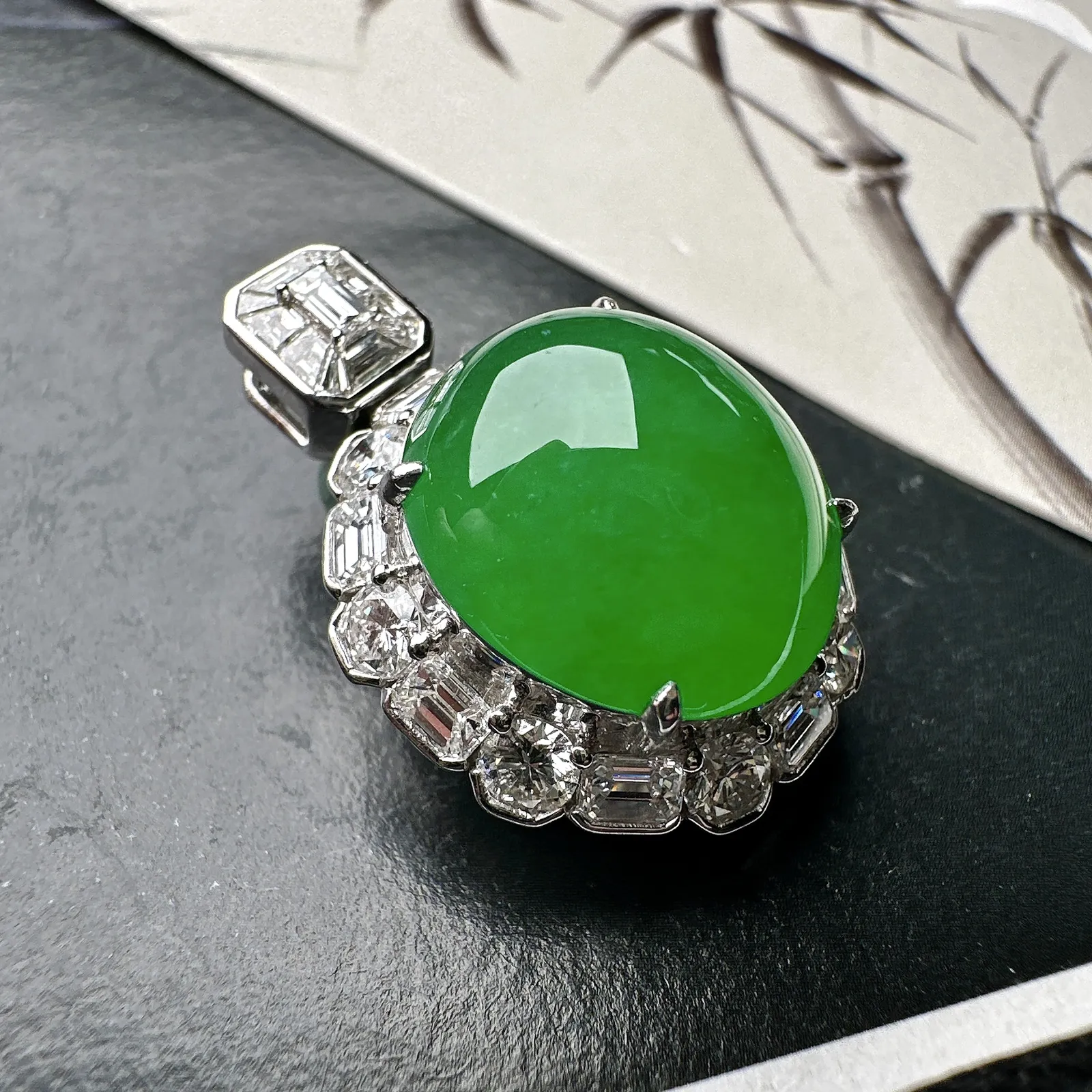 【冰种满绿蛋面吊坠】质地细腻，冰润起光，胶感强烈，冰感明显。18K金钻精美镶嵌，裸石尺寸16.2*1