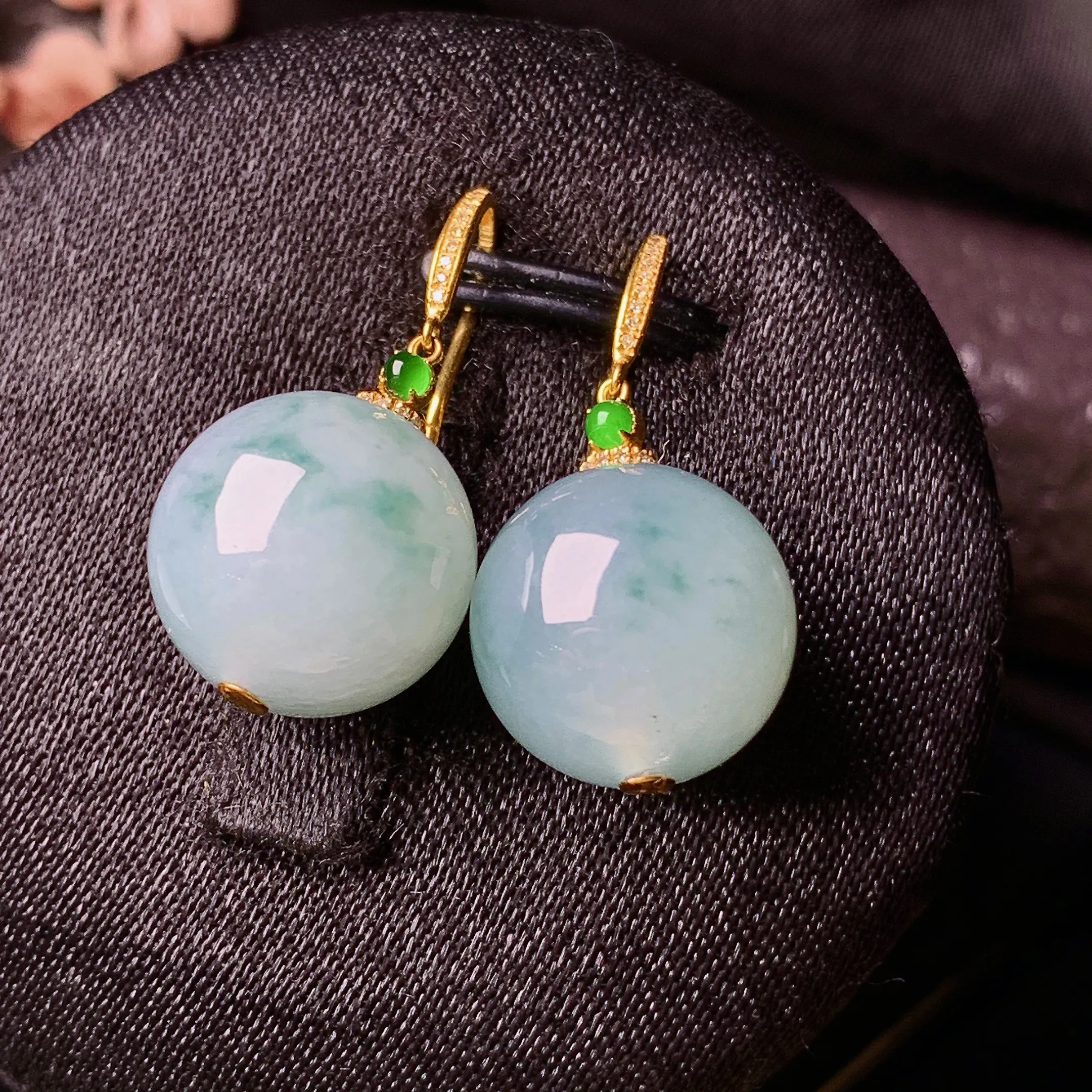 18k金镶嵌飘绿圆珠耳坠 玉质细腻 色泽清新艳丽 整体尺寸25*12.5