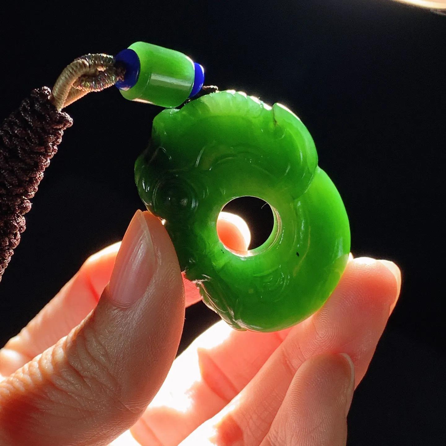 和田玉阳绿红皮料俄罗斯碧玉玉猪龙挂件。尺寸42/30/12重29.5克。玉质细腻油润。手推出油。佩戴高端典雅。lt251118