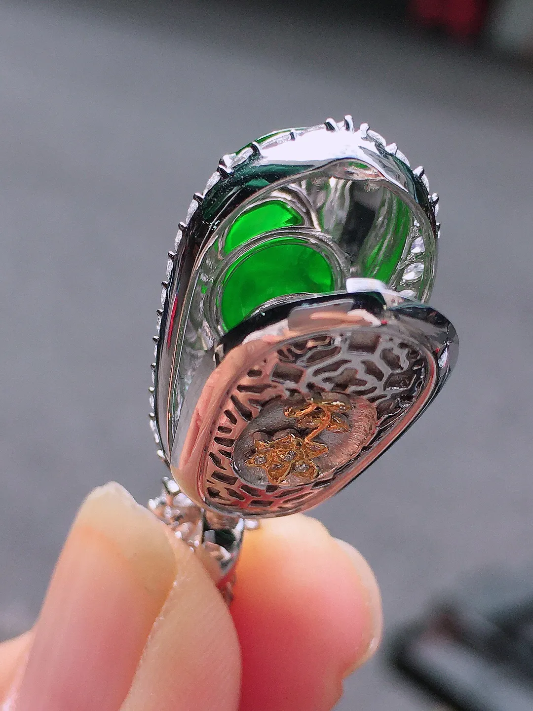 辣绿如意吊坠，色泽均匀浓郁，玉质细腻，荧光感超
强，饱满圆润，尽显优雅气质，18k
金豪华镶嵌