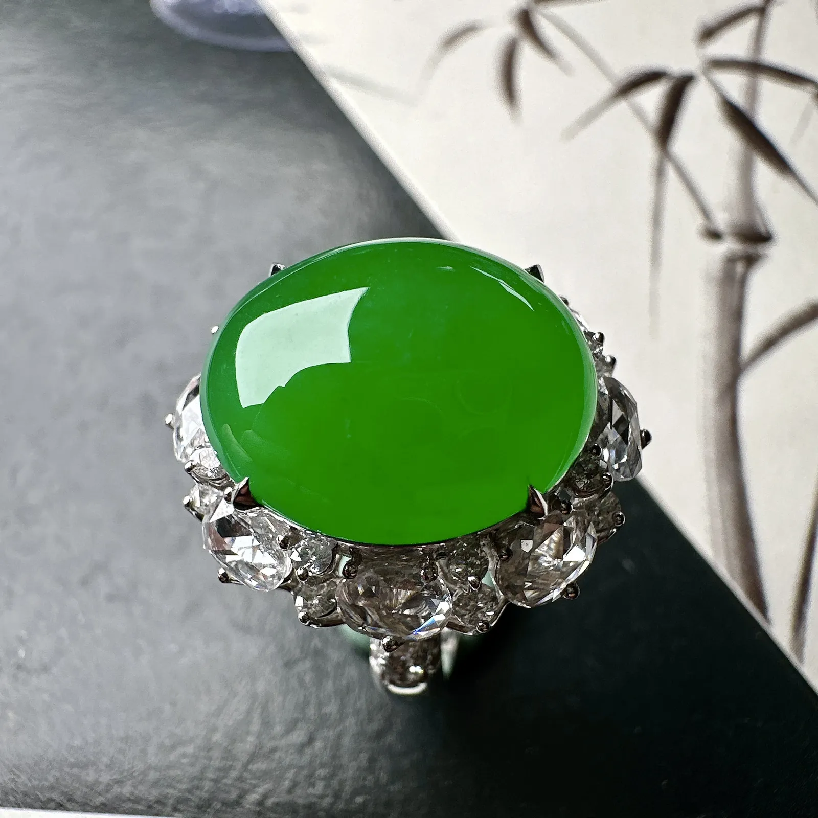【冰种满绿蛋面戒指】质地细腻，通透闪亮，光泽耀眼，18k古法金钻镶嵌，裸石尺寸15.5*13.1*6.2毫米