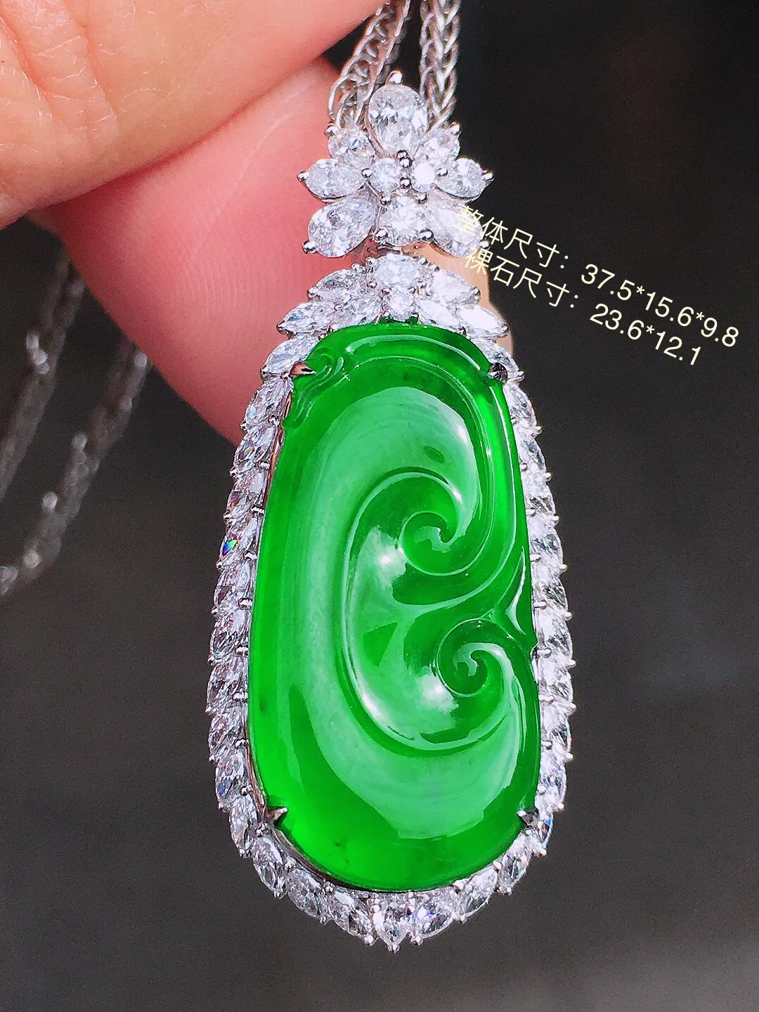 辣绿如意吊坠，色泽均匀浓郁，玉质细腻，荧光感超
强，饱满圆润，尽显优雅气质，18k
金豪华镶嵌
