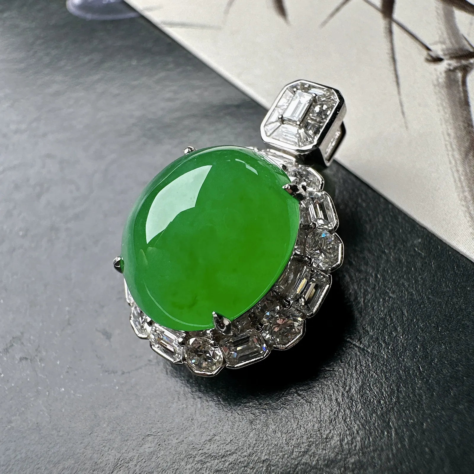 【冰种满绿蛋面吊坠】质地细腻，冰润起光，胶感强烈，冰感明显。18K金钻精美镶嵌，裸石尺寸16.2*14.7*8.2毫米